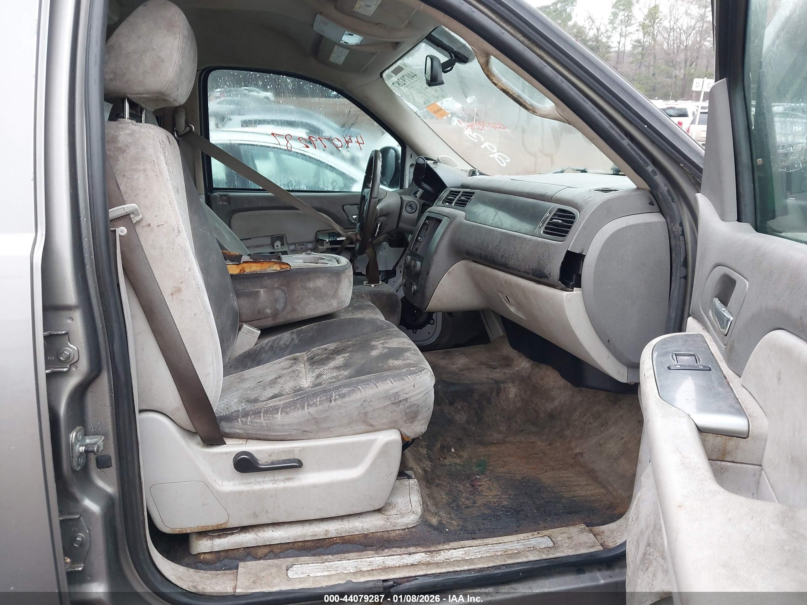 CHEVROLET SUBURBAN image 5