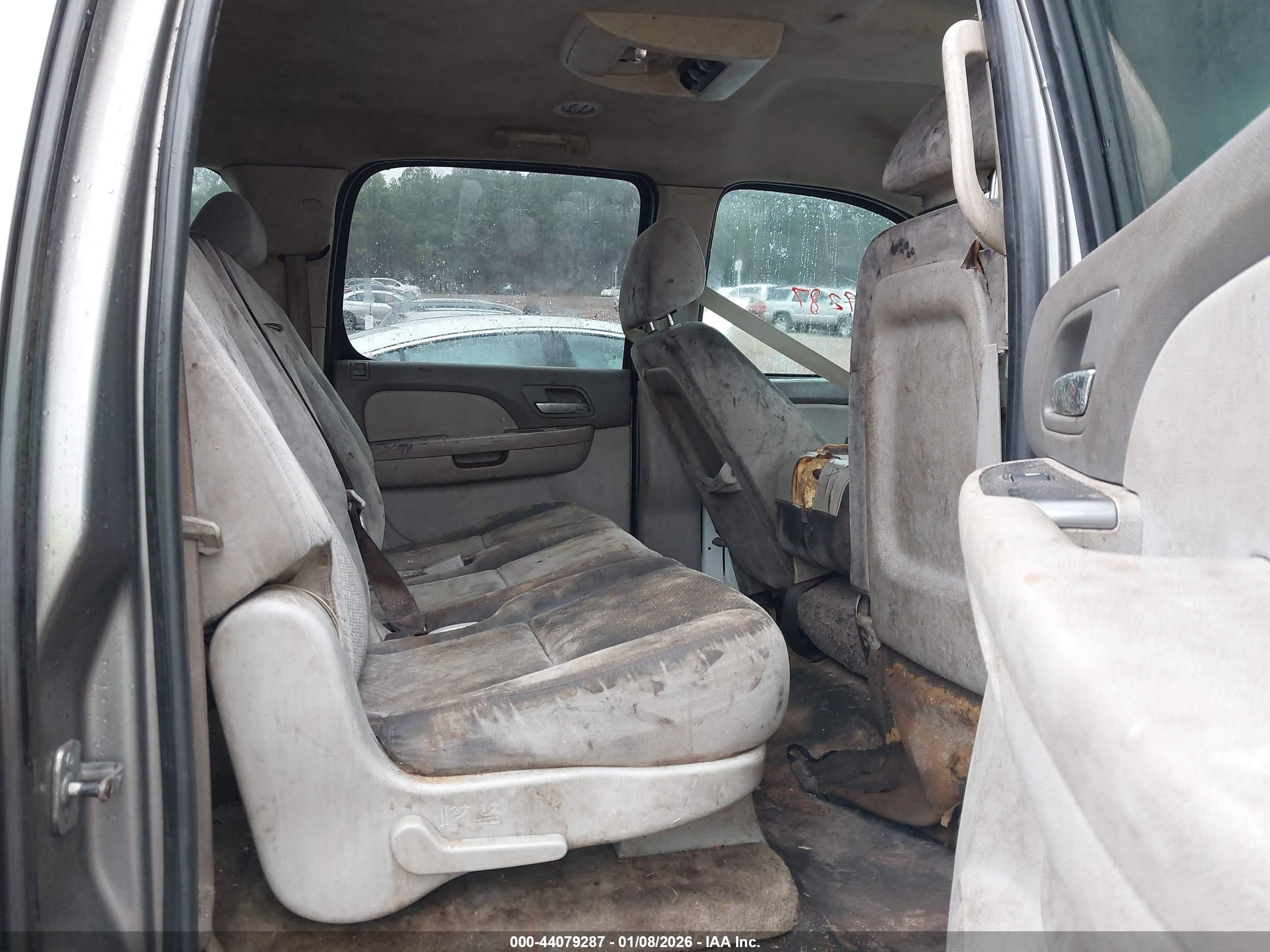 CHEVROLET SUBURBAN image 8