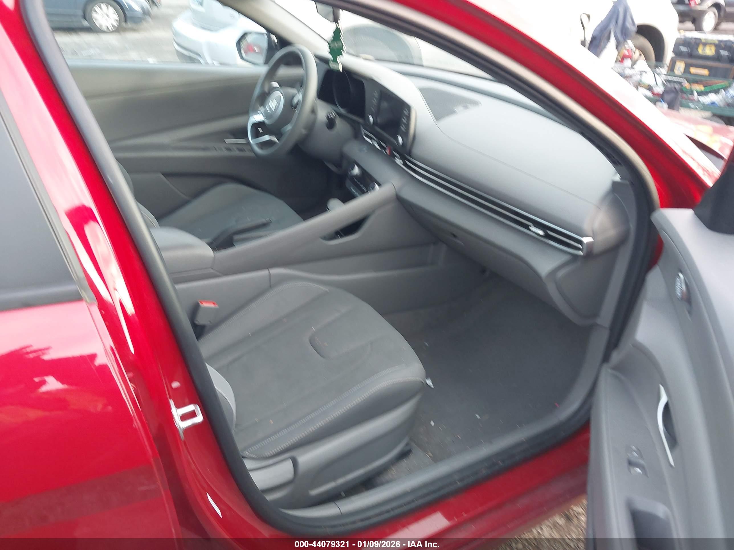 HYUNDAI ELANTRA image 5