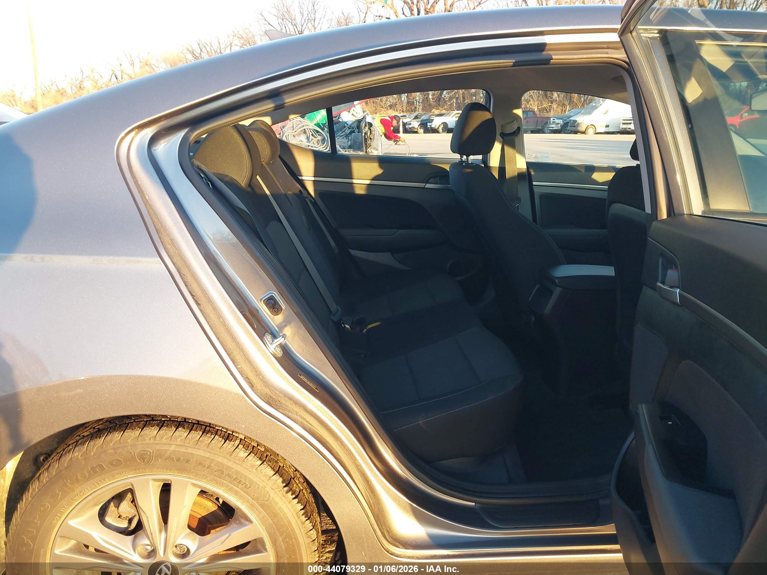 HYUNDAI ELANTRA image 8