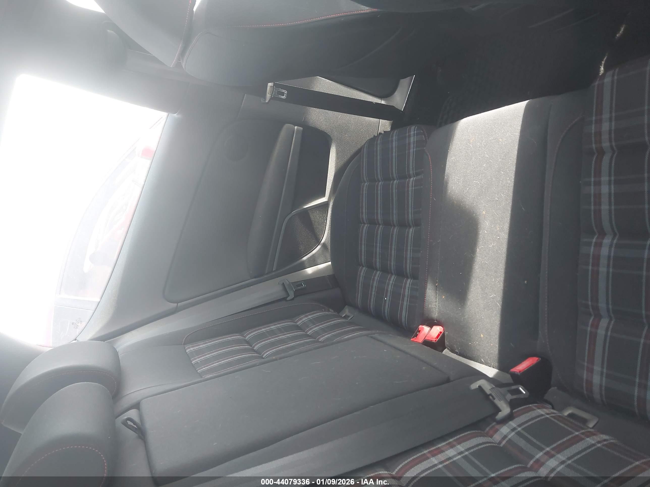 VOLKSWAGEN GTI image 8
