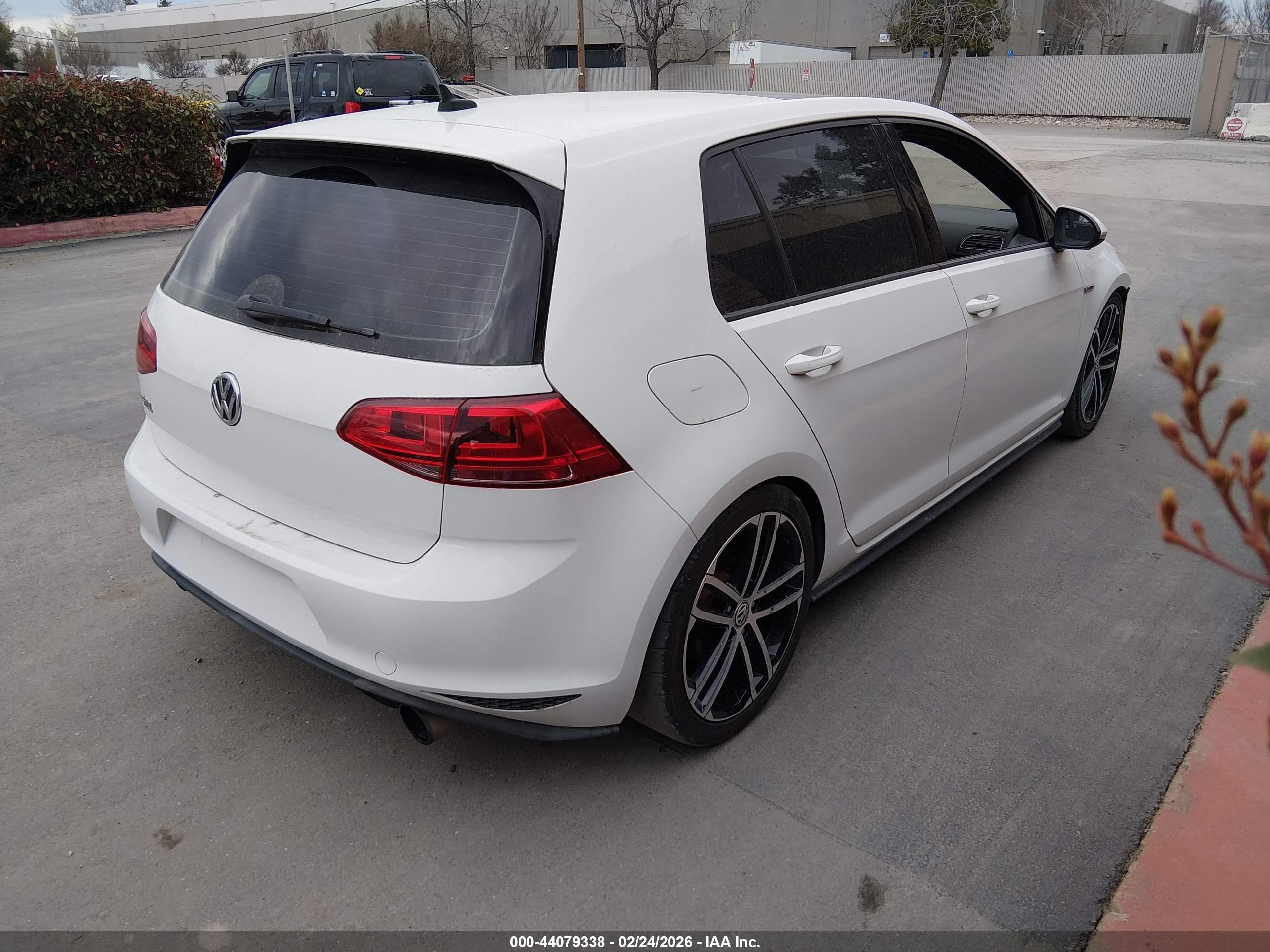 VOLKSWAGEN GOLF image 4