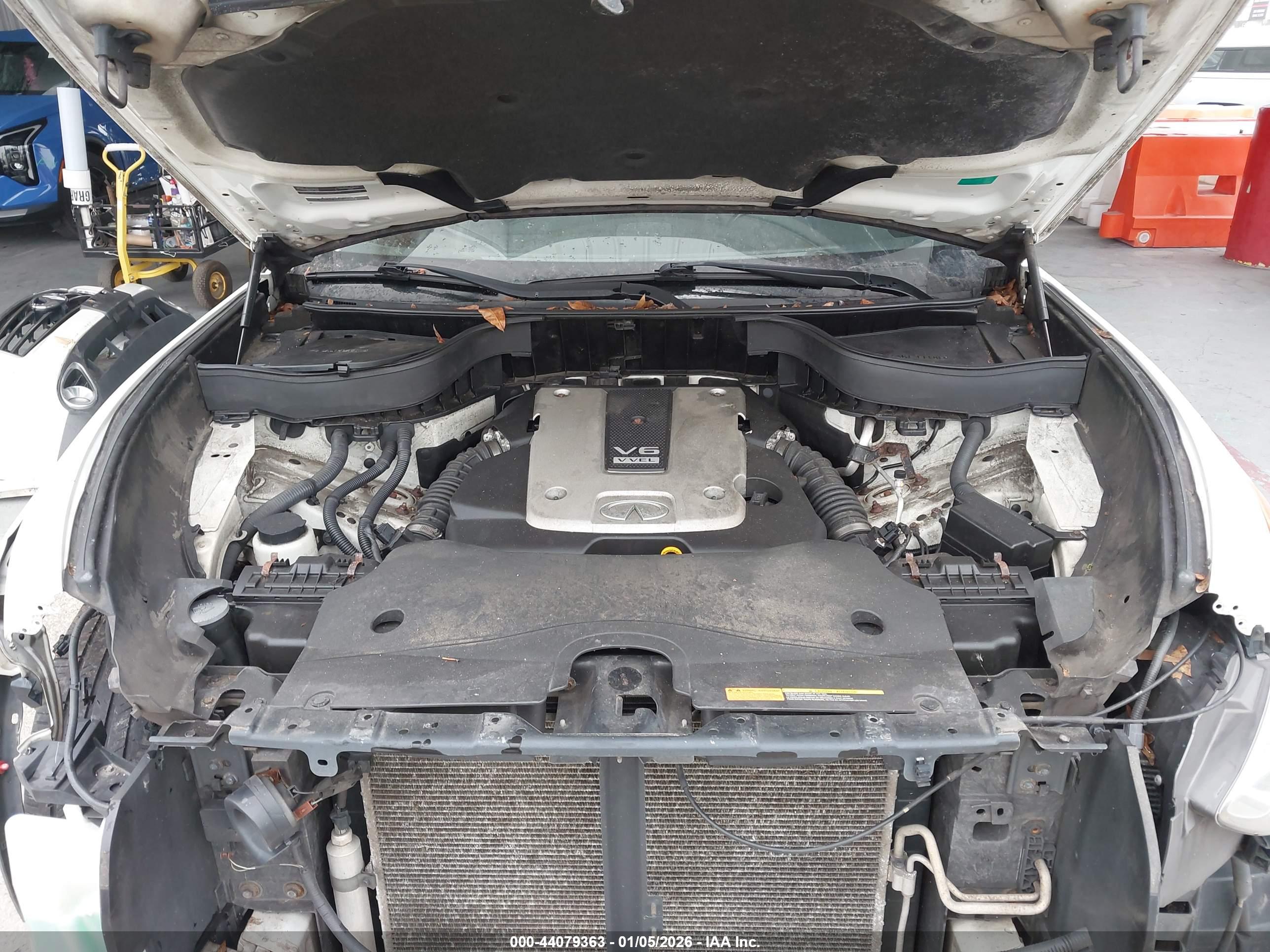 INFINITI QX70 image 10