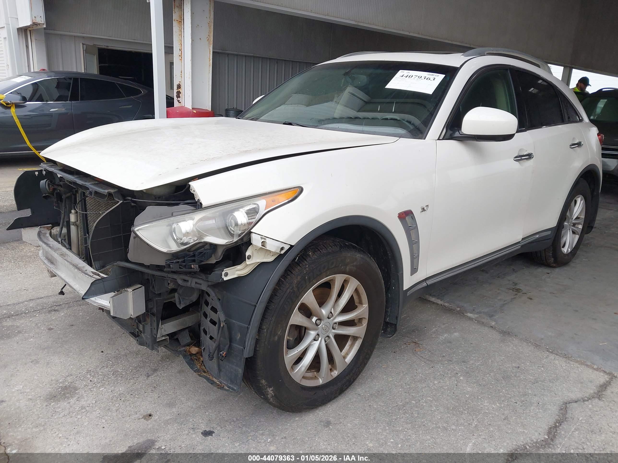 INFINITI QX70 image 2