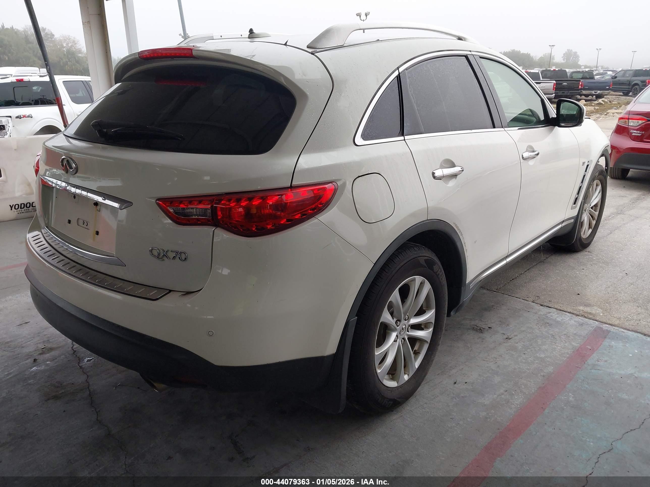 INFINITI QX70 image 4