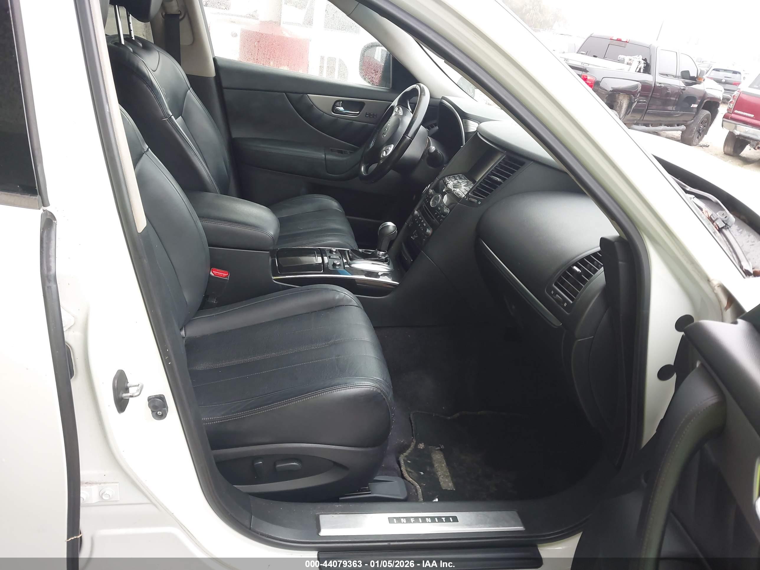 INFINITI QX70 image 5