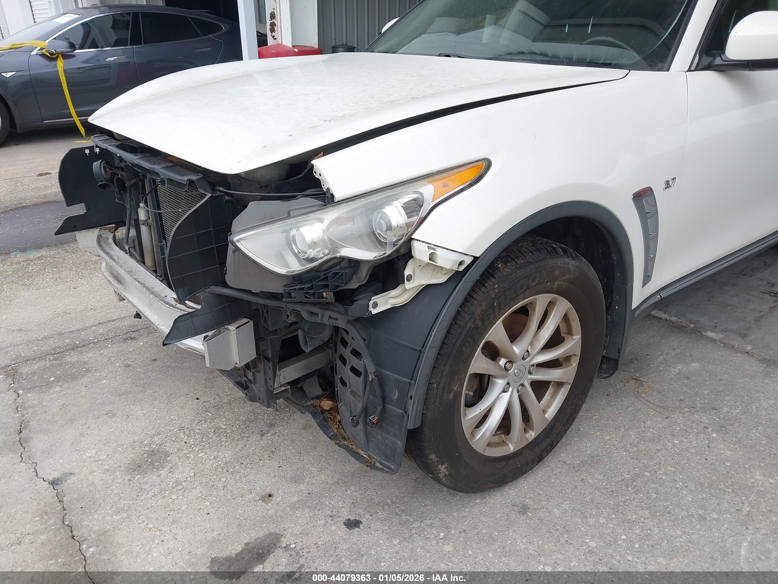 INFINITI QX70 image 6
