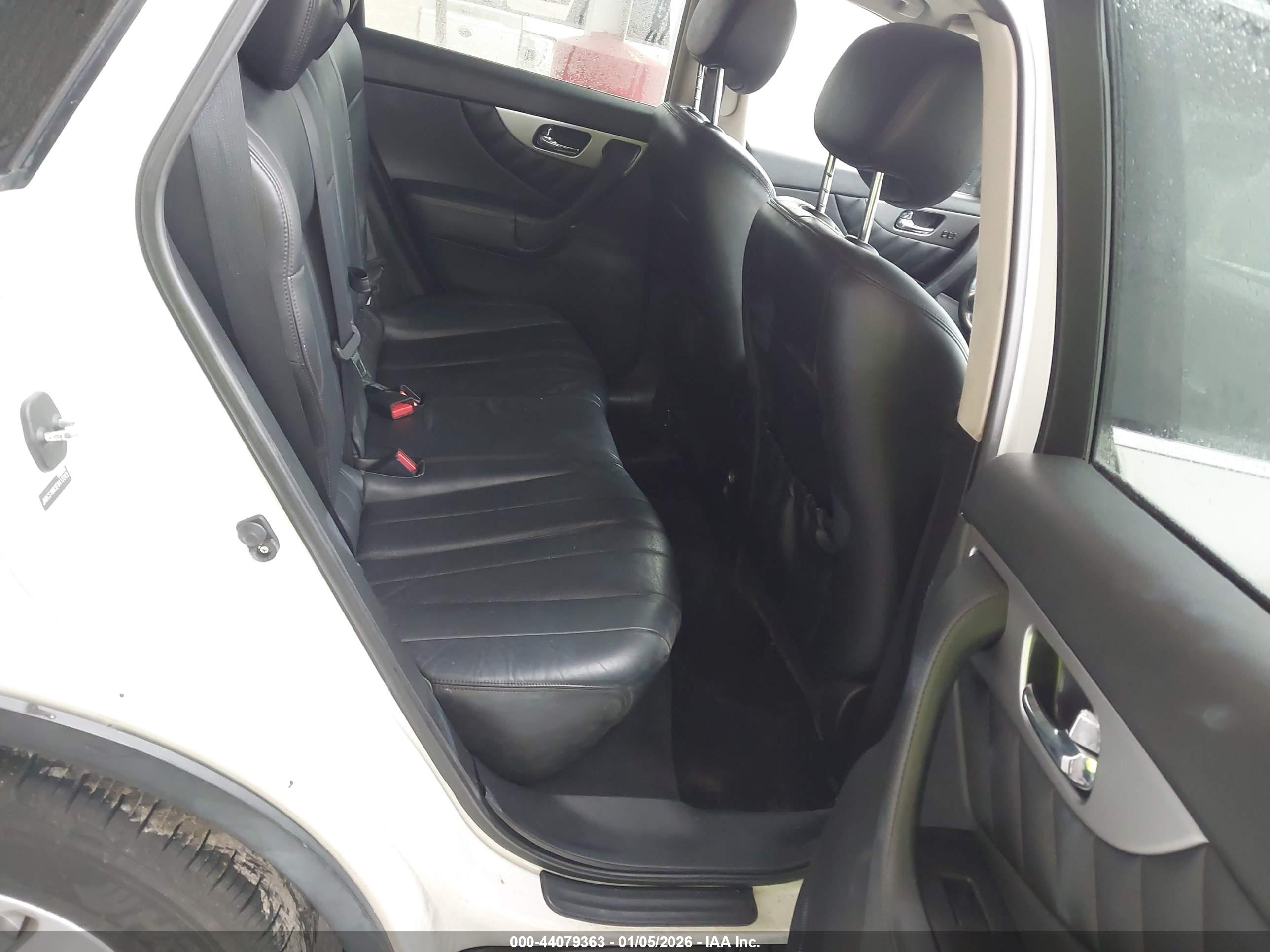 INFINITI QX70 image 8
