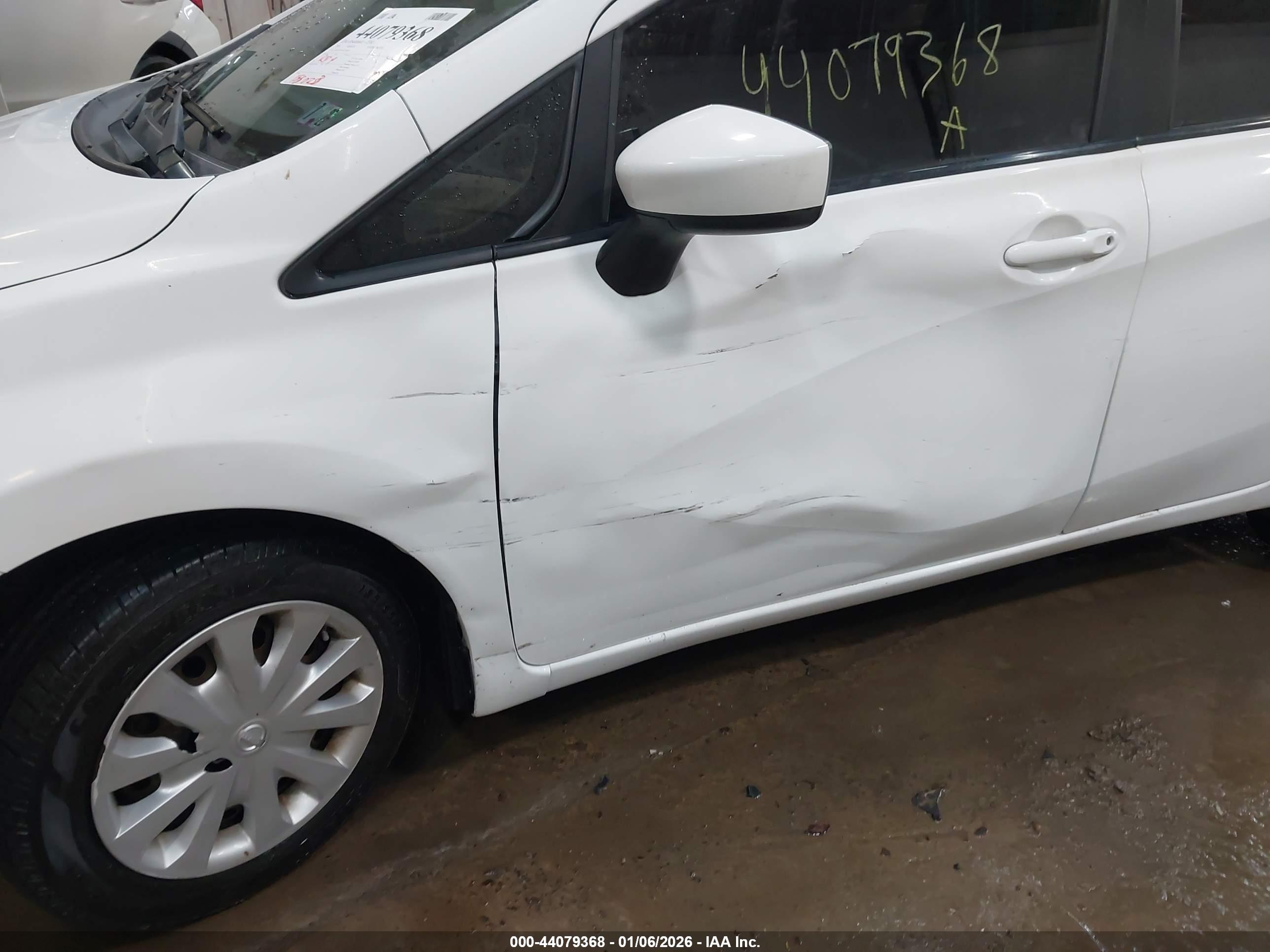 NISSAN VERSA image 6