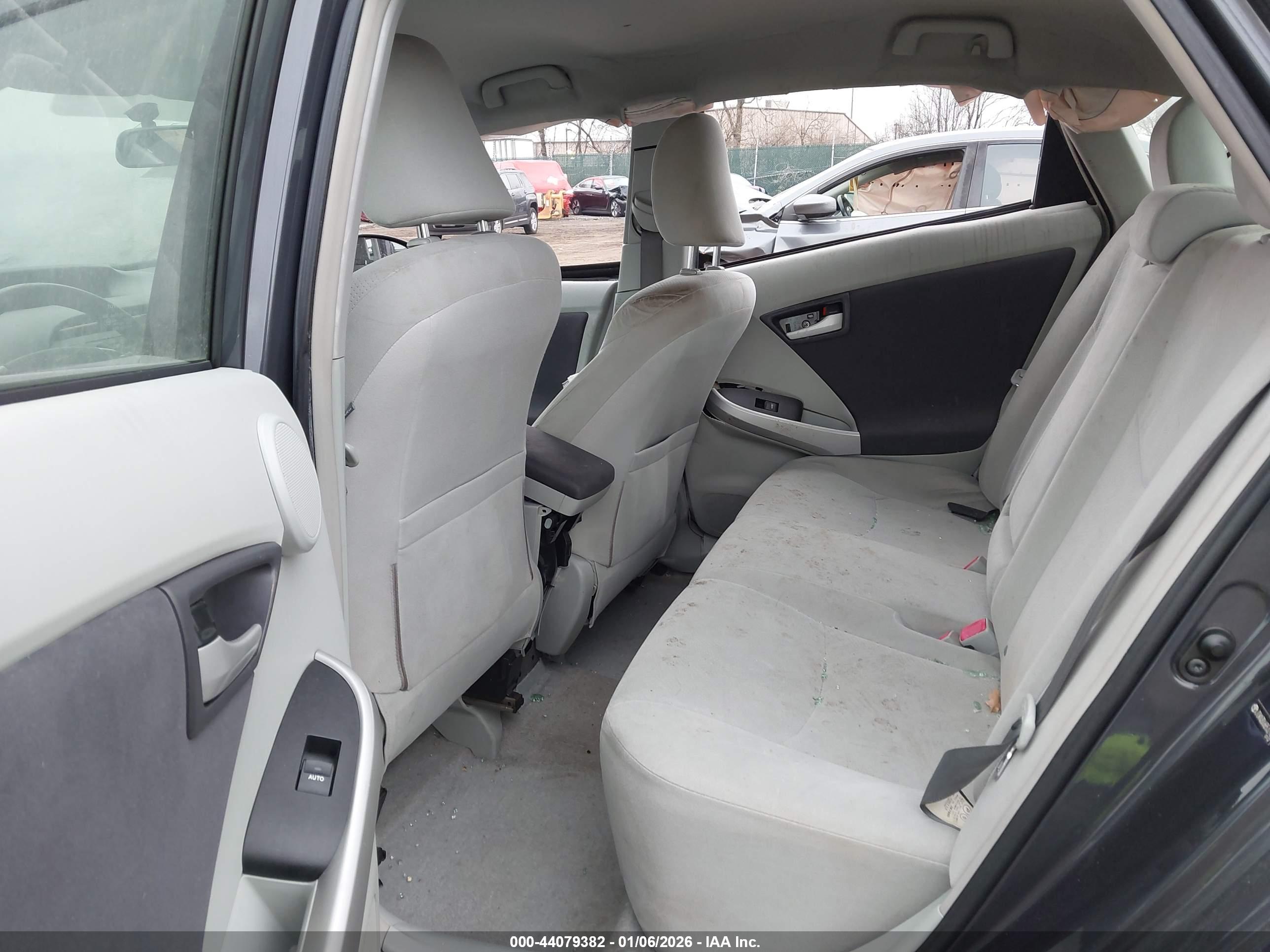 TOYOTA PRIUS image 8