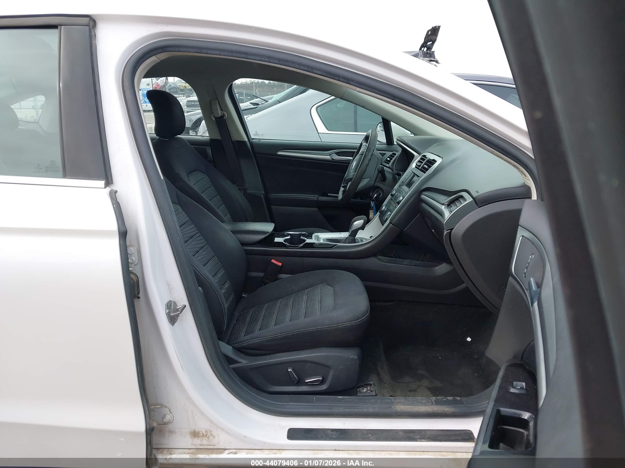 FORD FUSION image 5