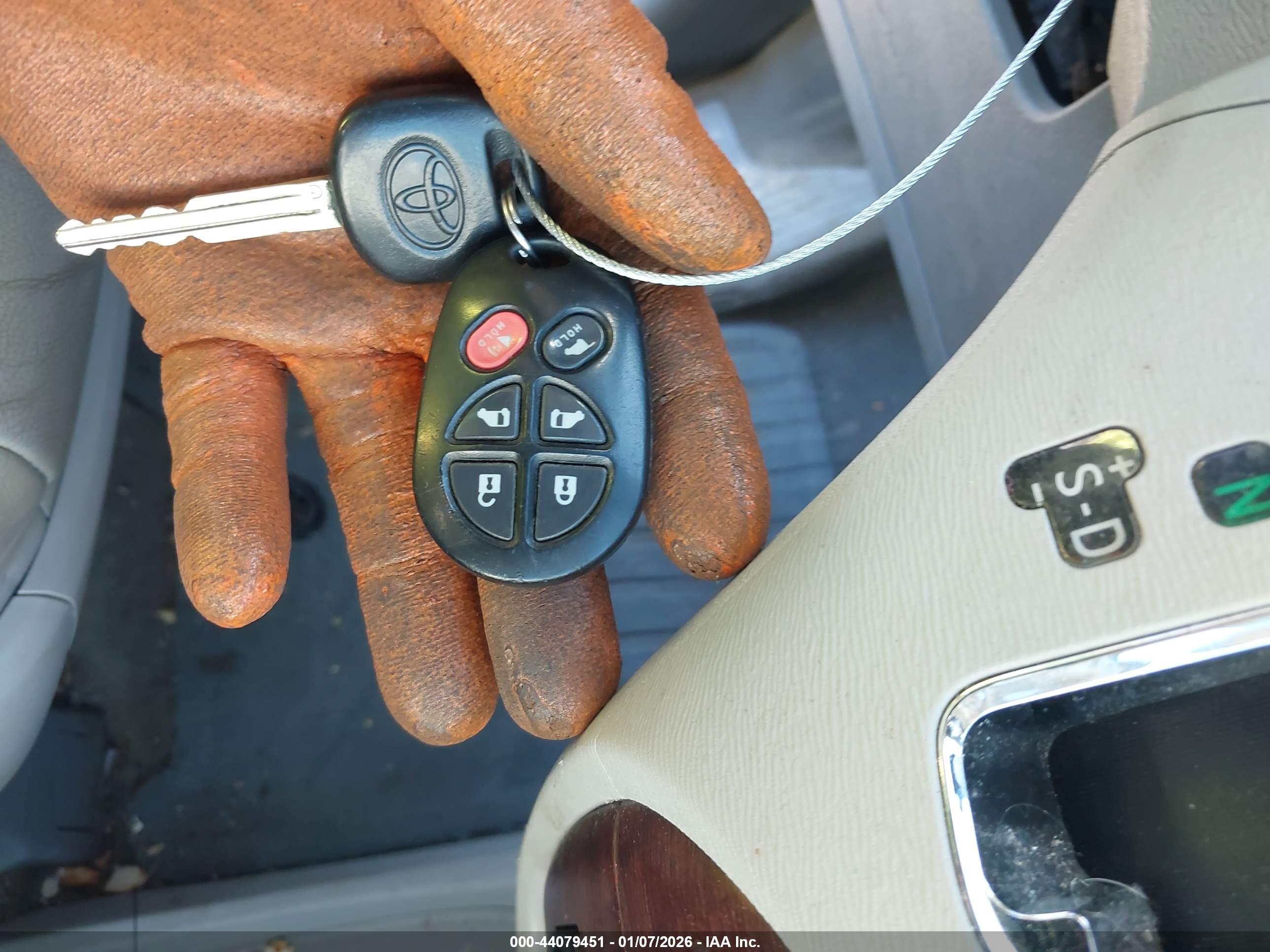 TOYOTA SIENNA image 11