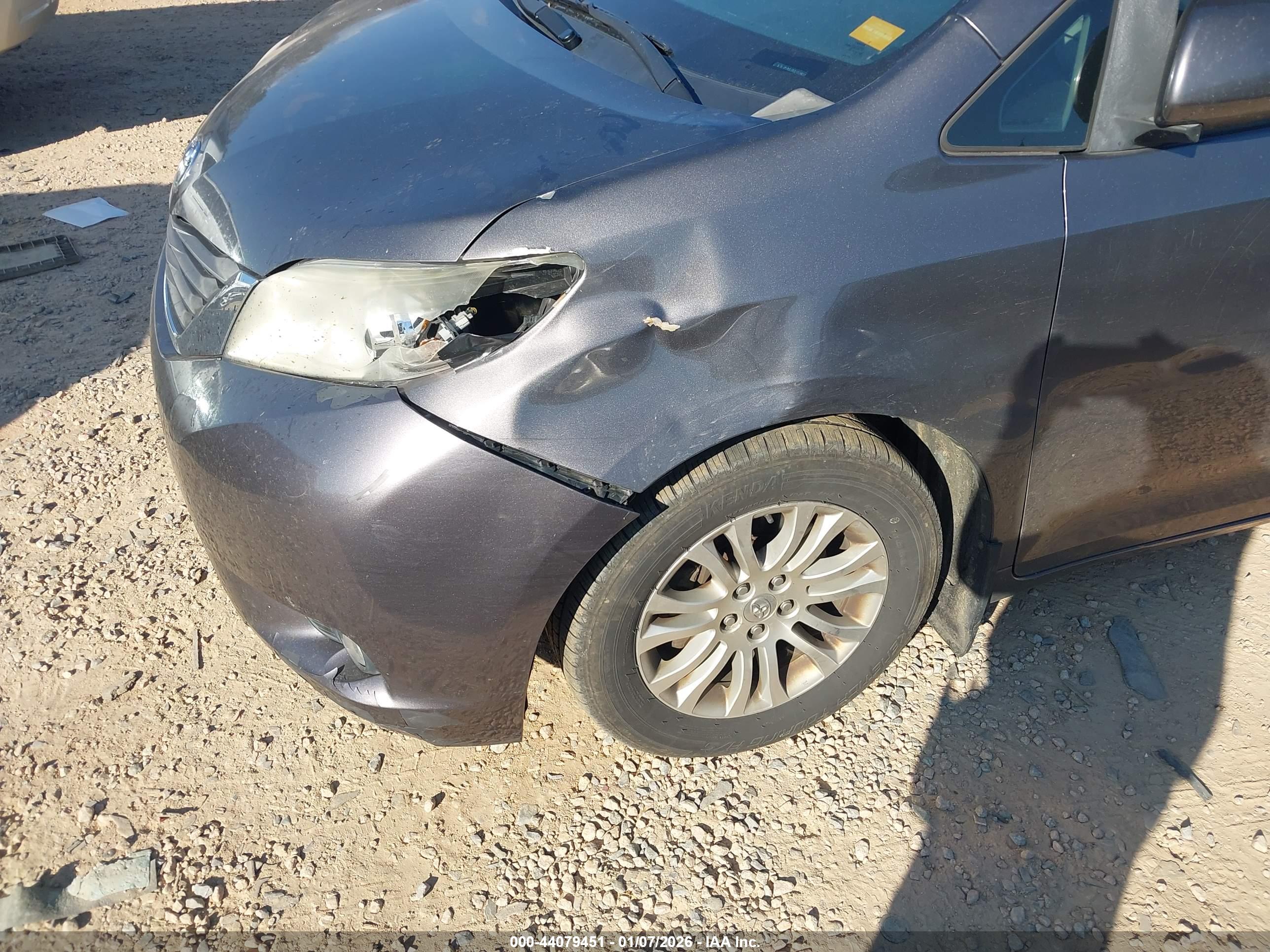 TOYOTA SIENNA image 6