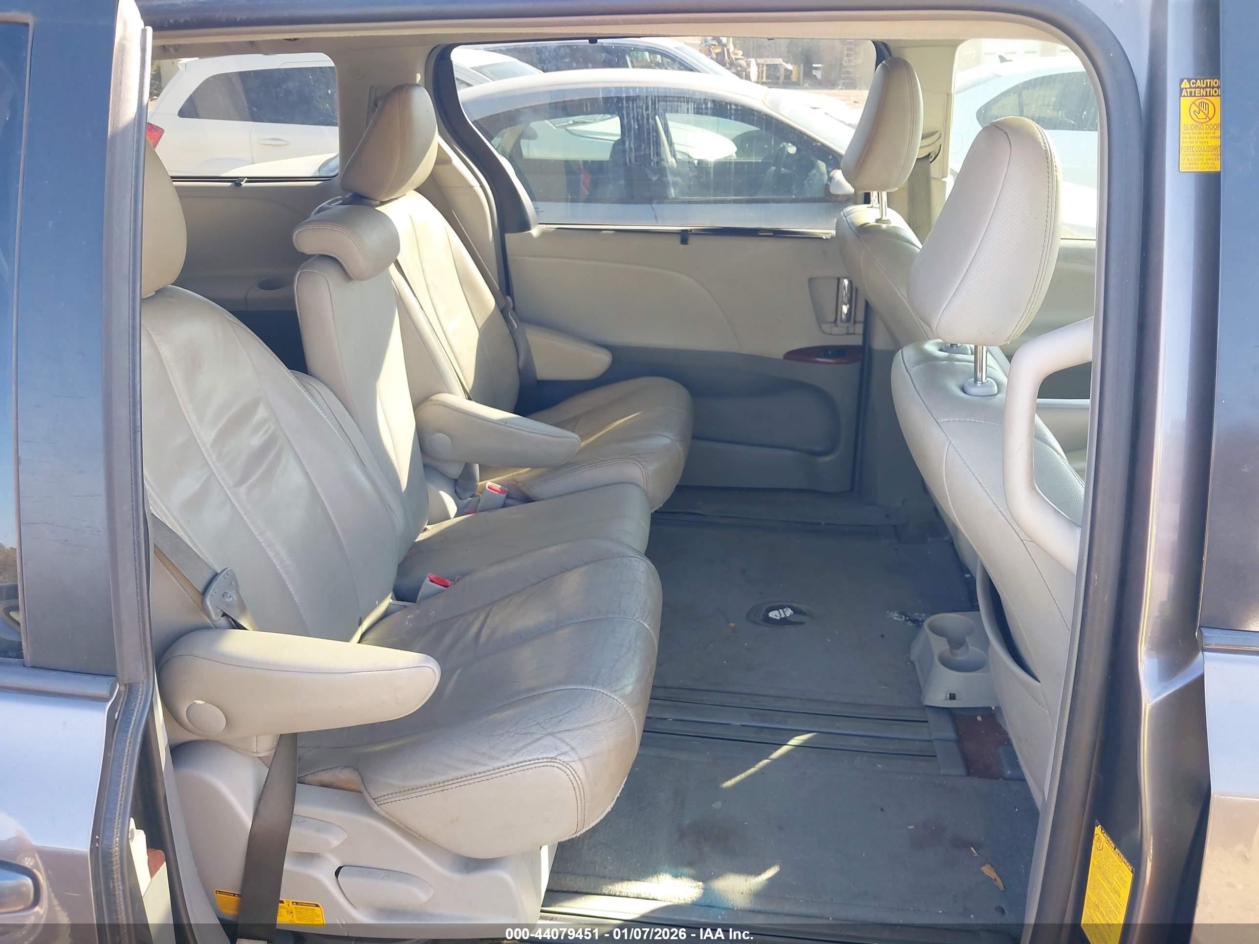 TOYOTA SIENNA image 8