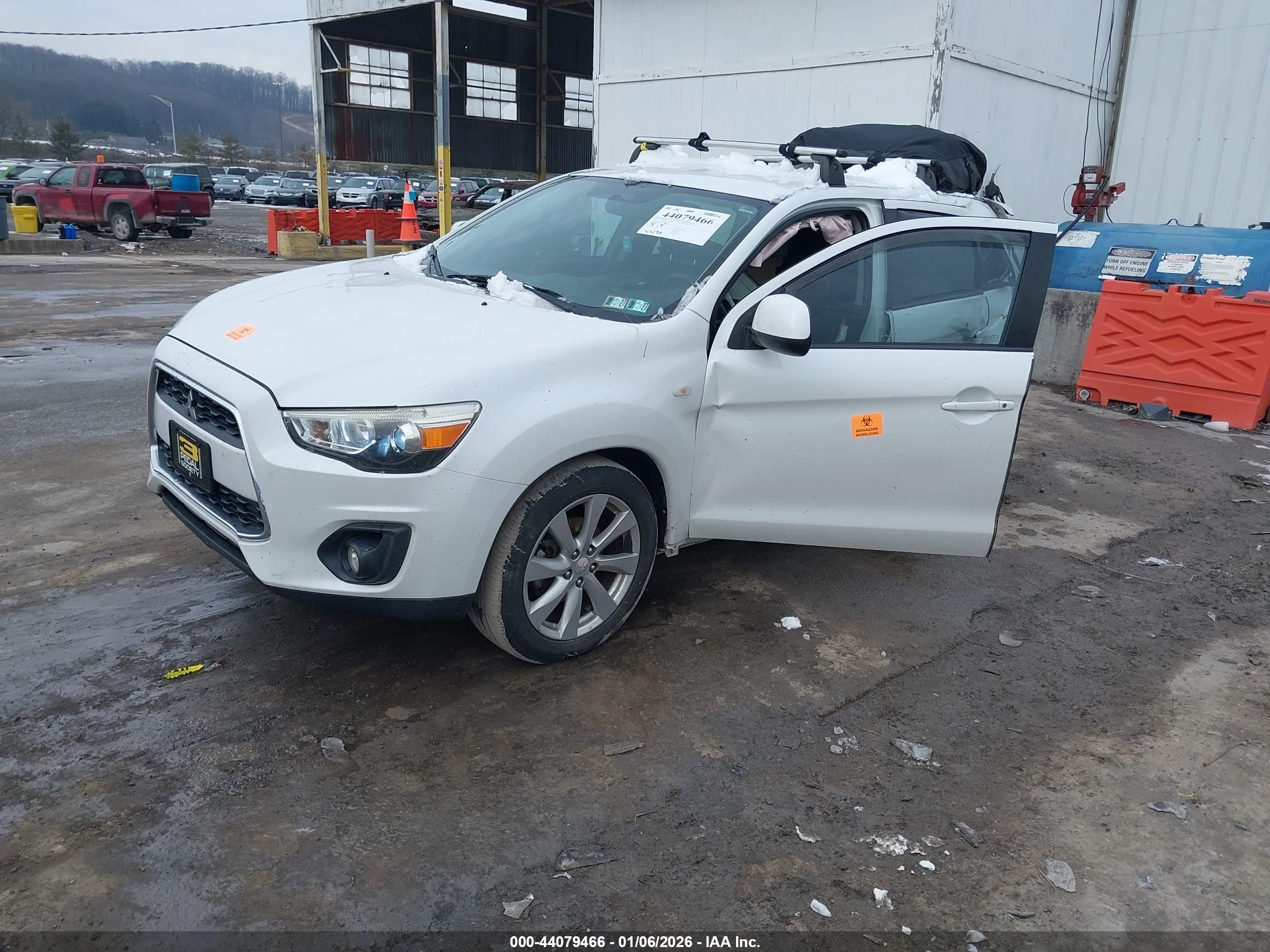 MITSUBISHI OUTLANDER image 2