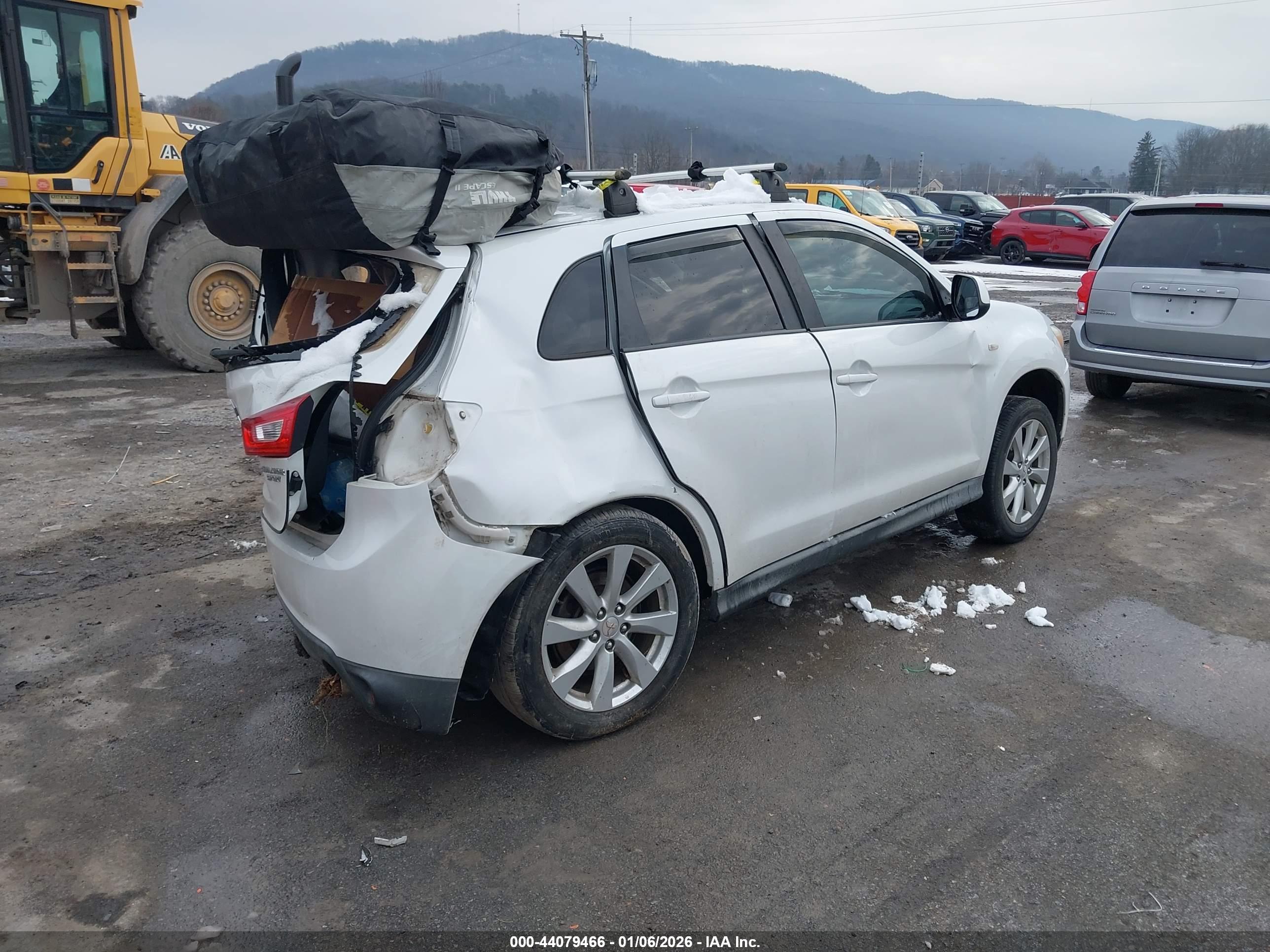 MITSUBISHI OUTLANDER image 4