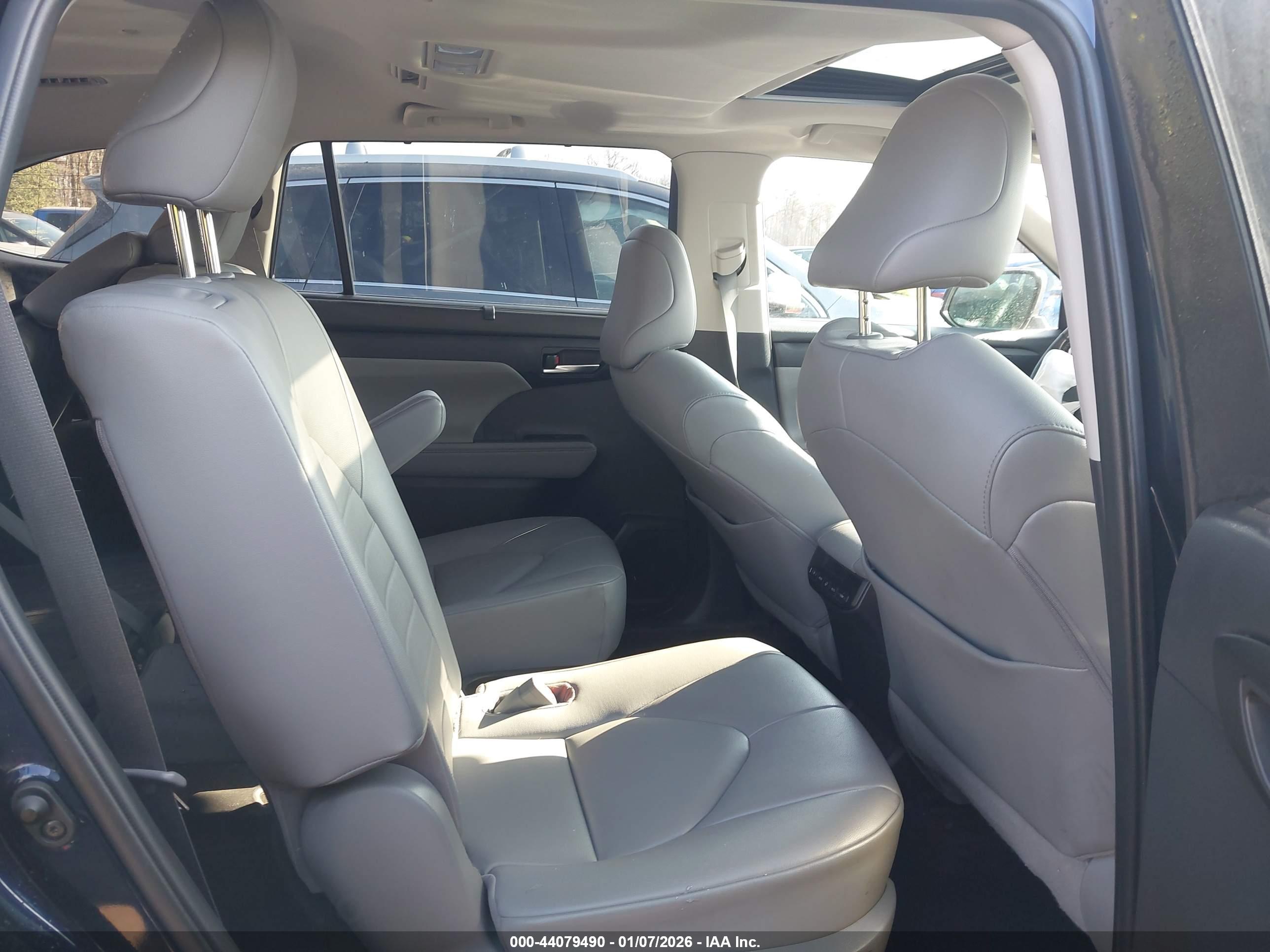 TOYOTA HIGHLANDER image 8