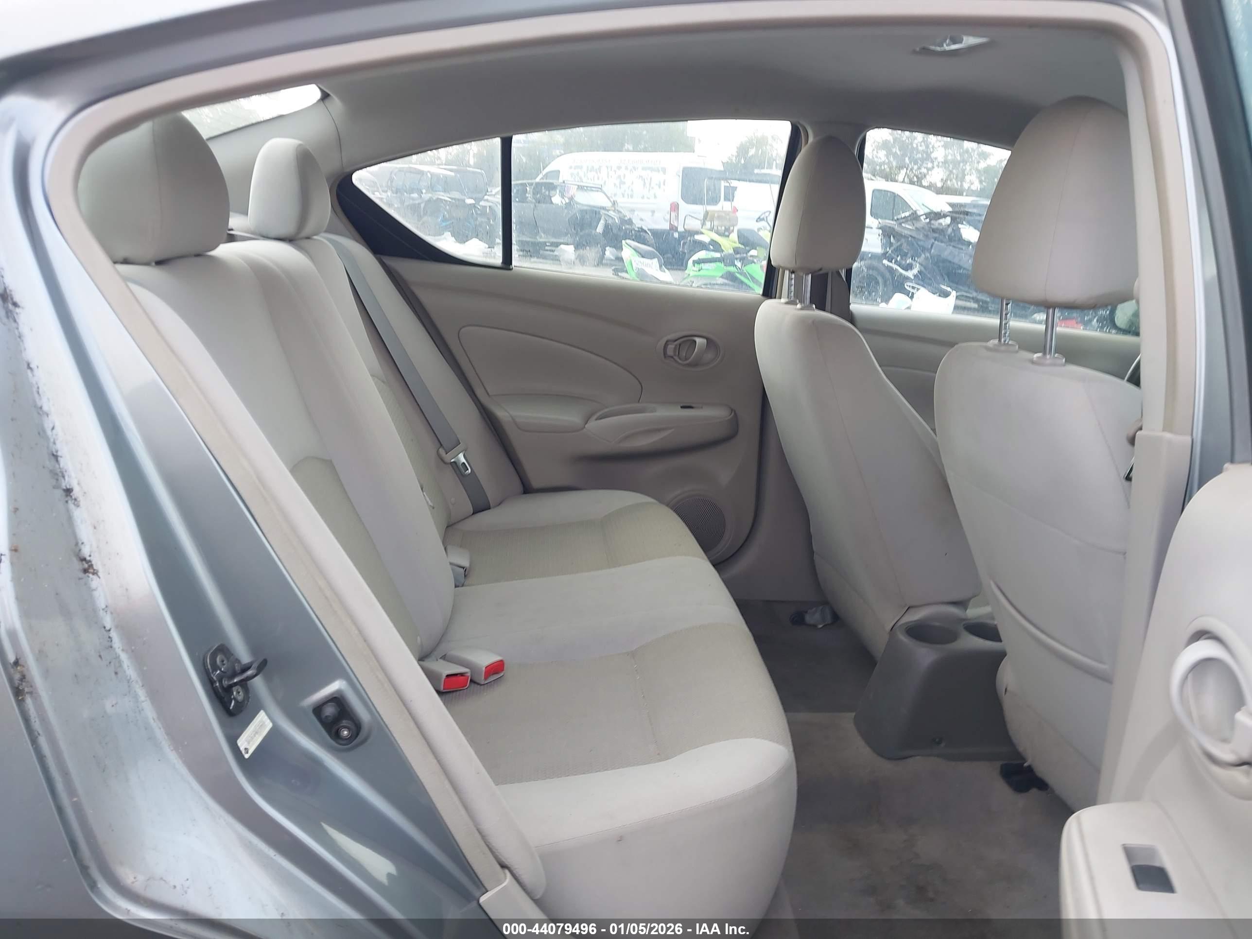 NISSAN VERSA image 8
