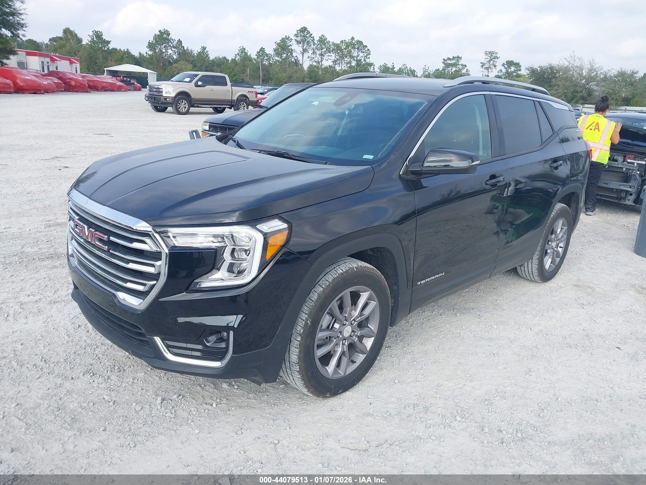 GMC TERRAIN image 2