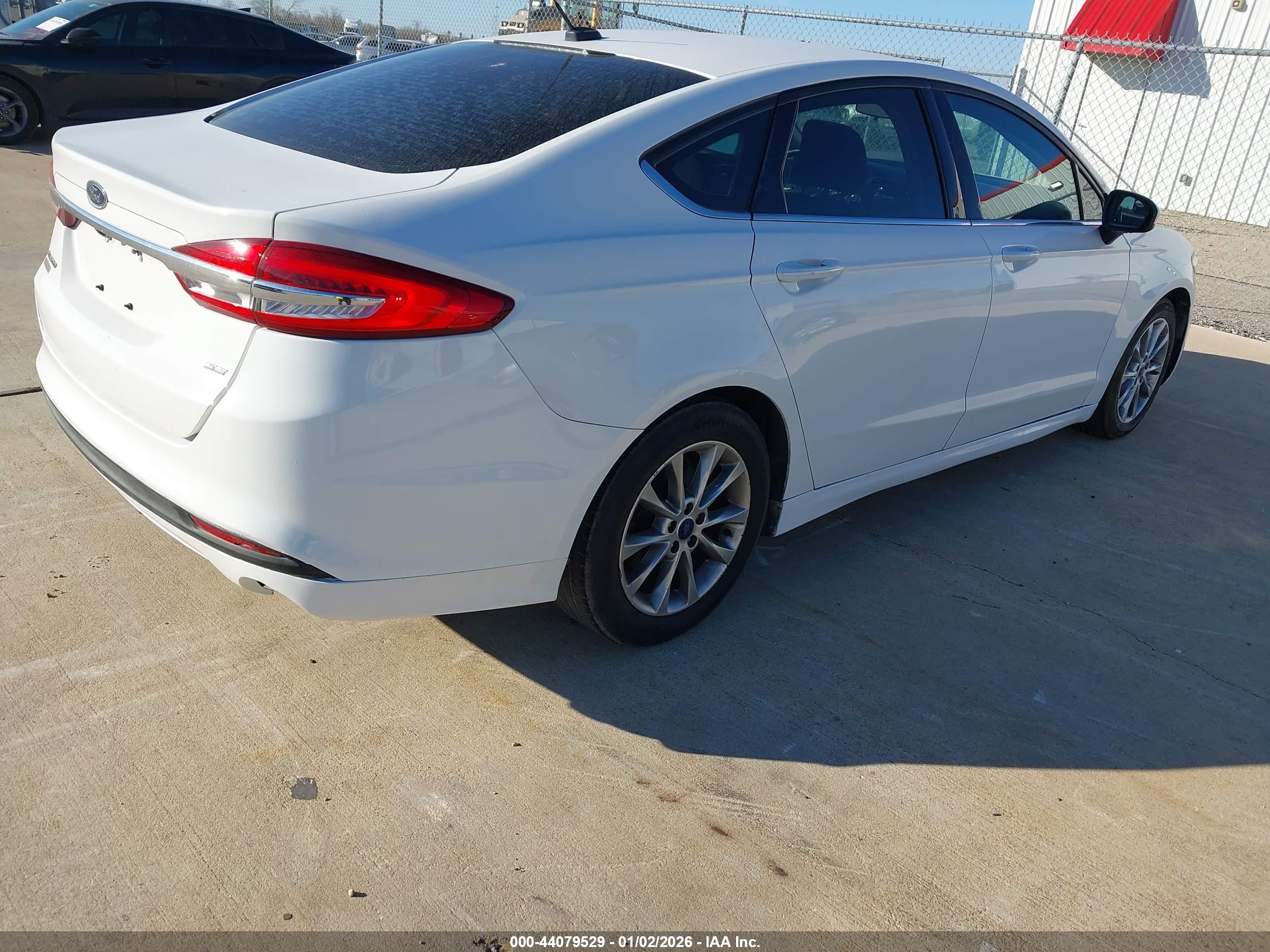 FORD FUSION image 4