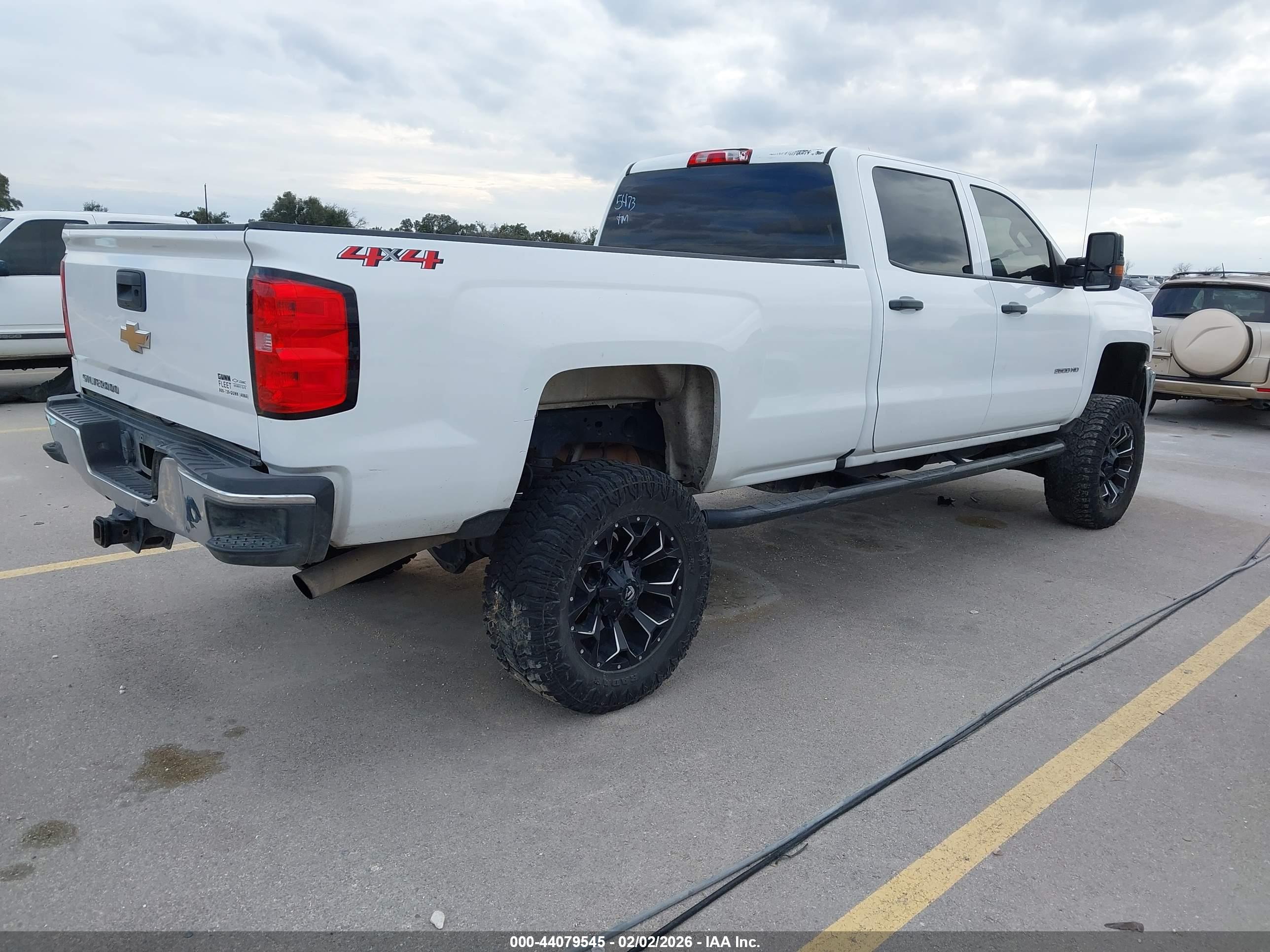 CHEVROLET SILVERADO image 4