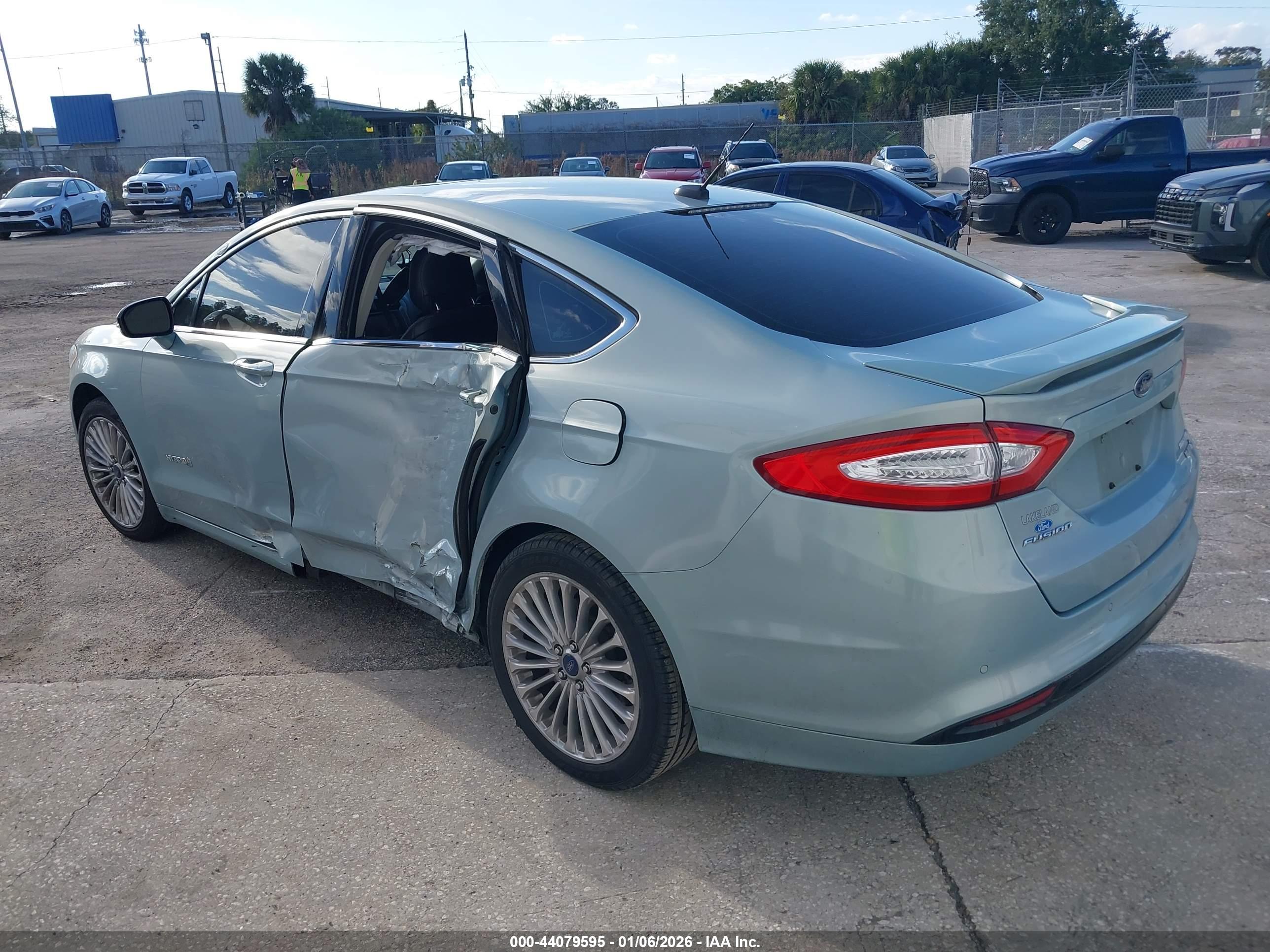 FORD FUSION image 3