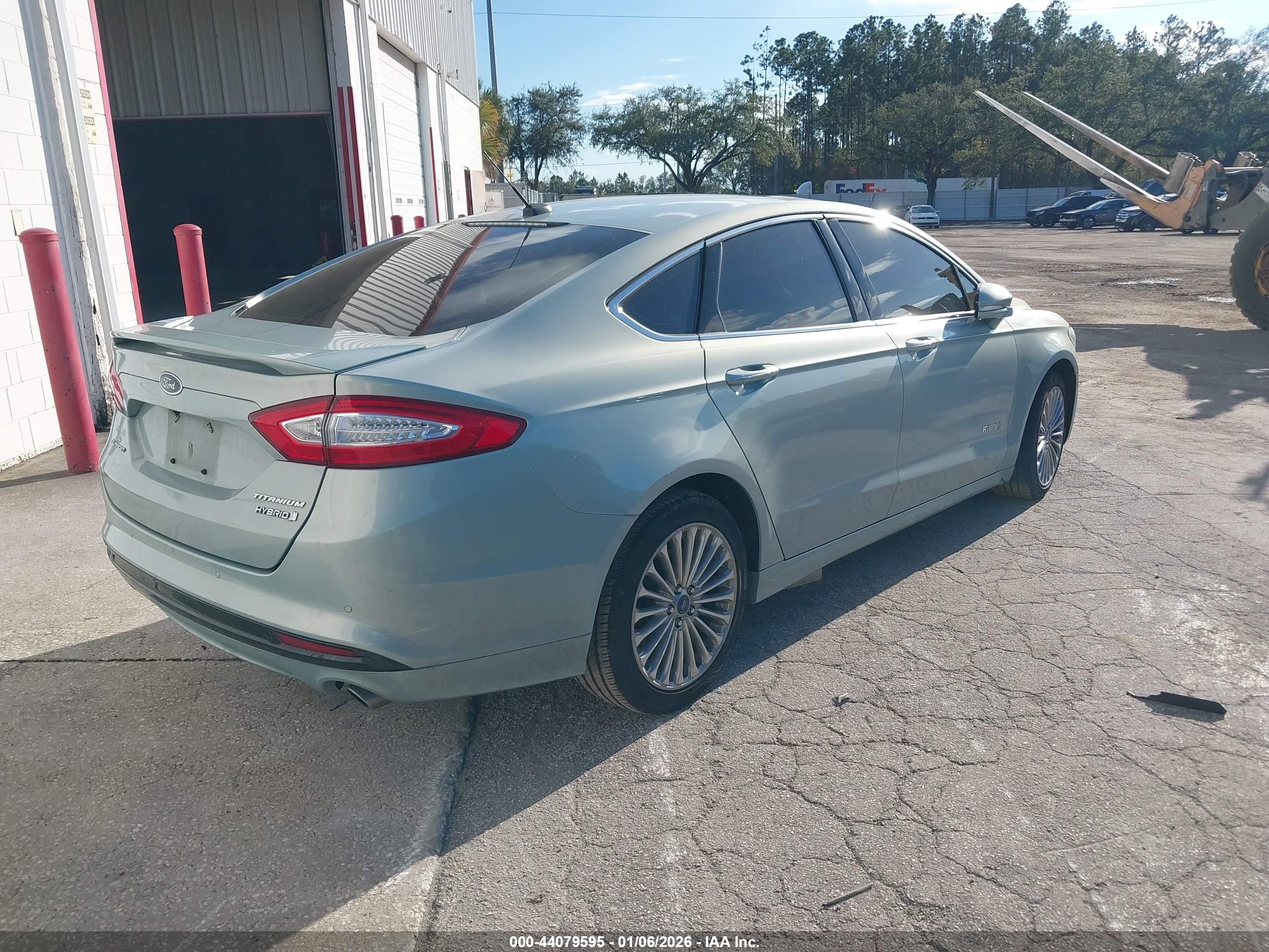 FORD FUSION image 4