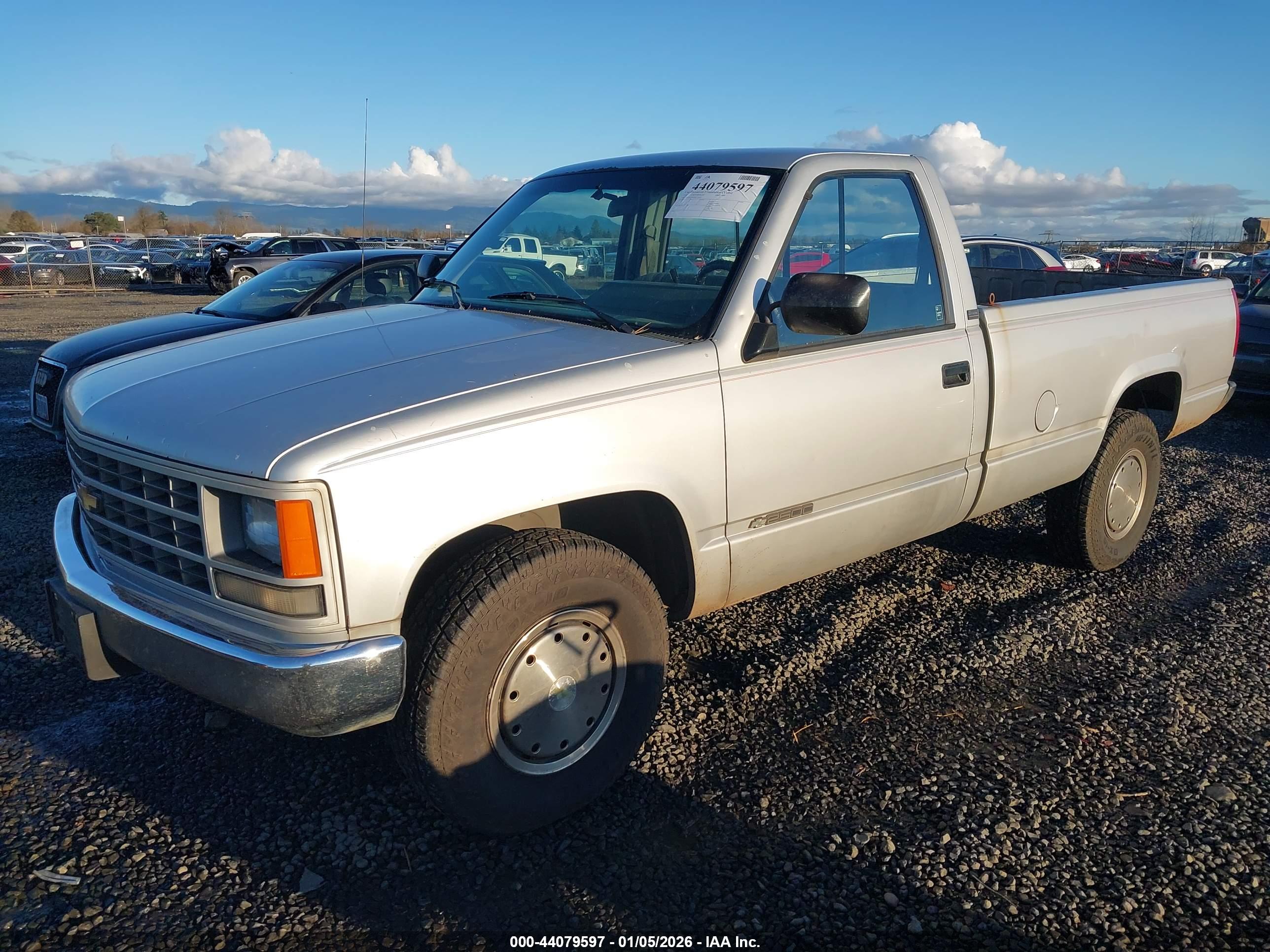 CHEVROLET GMT-400 image 2