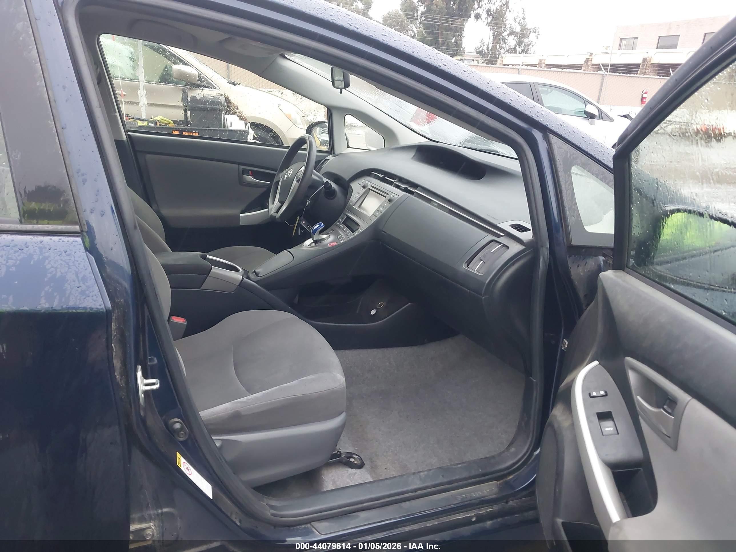 TOYOTA PRIUS image 5