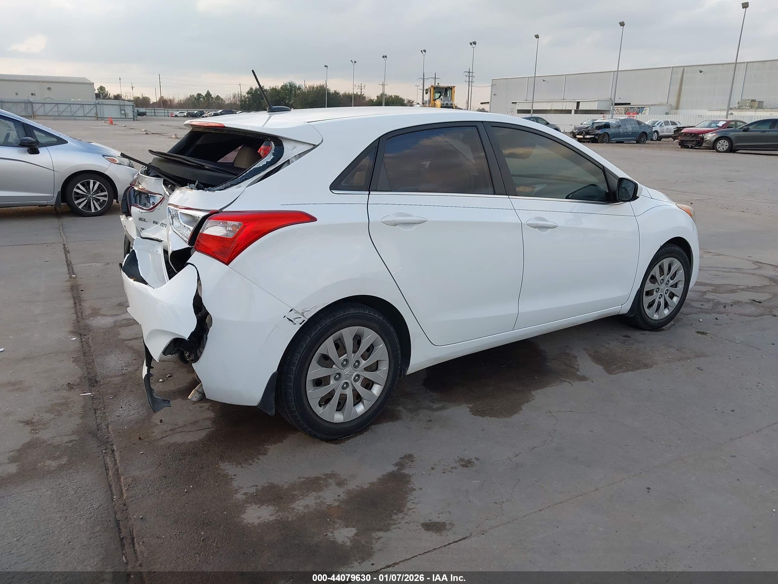HYUNDAI ELANTRA image 4