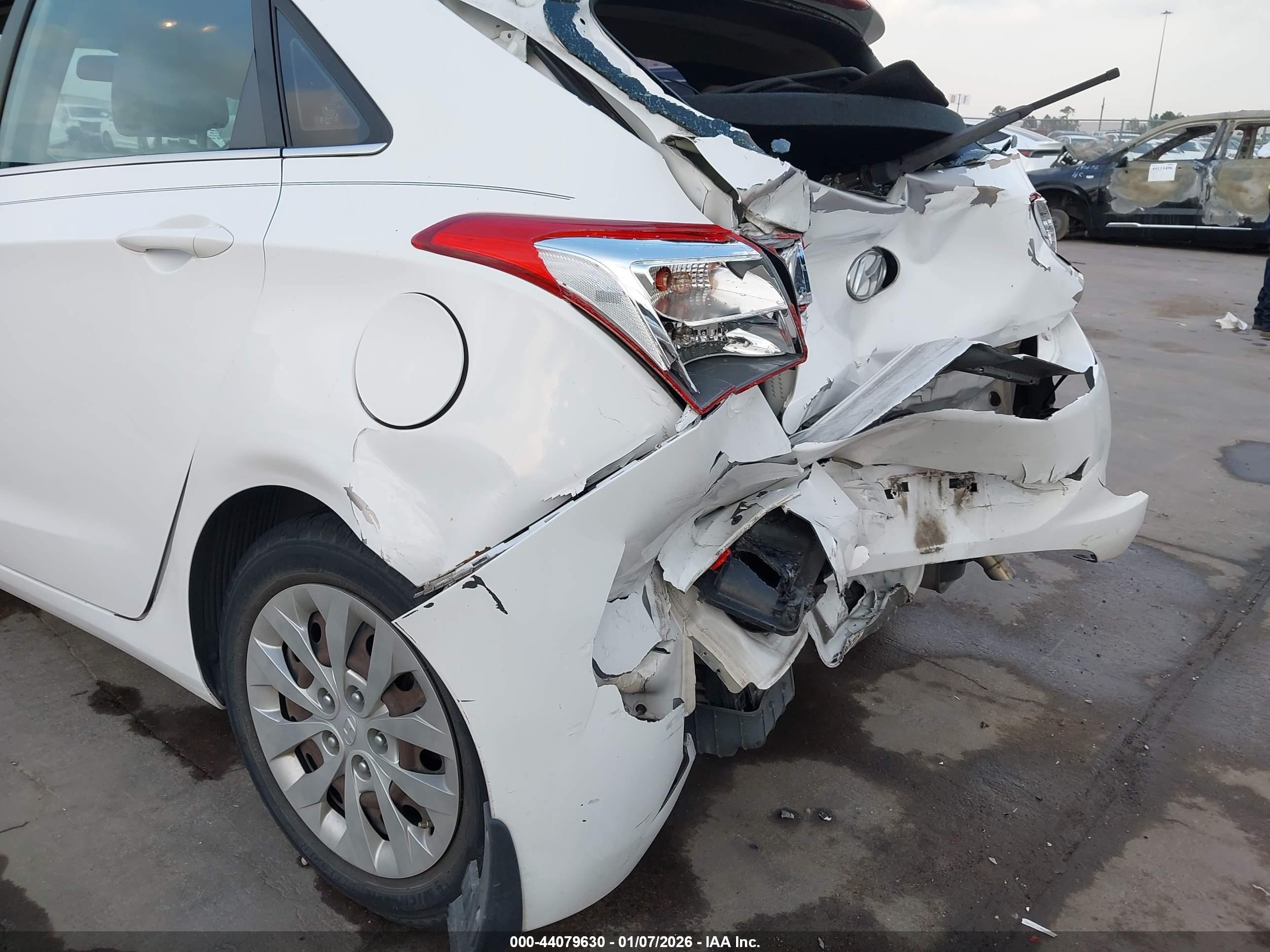 HYUNDAI ELANTRA image 6
