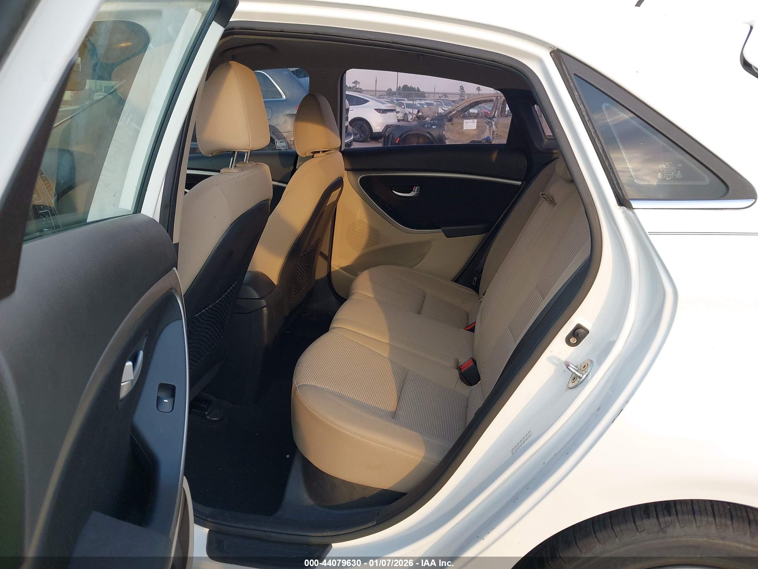 HYUNDAI ELANTRA image 8