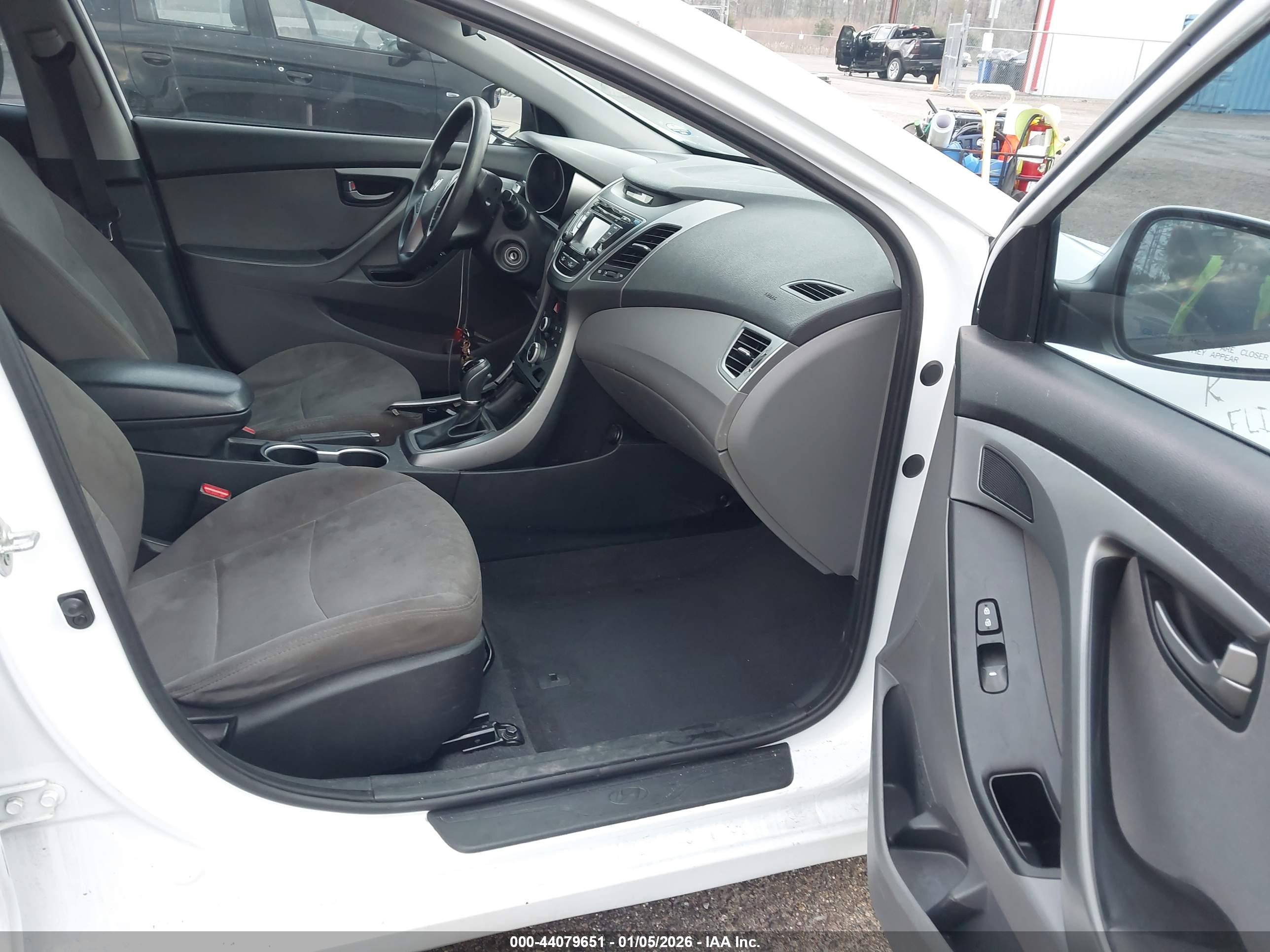 HYUNDAI ELANTRA image 5