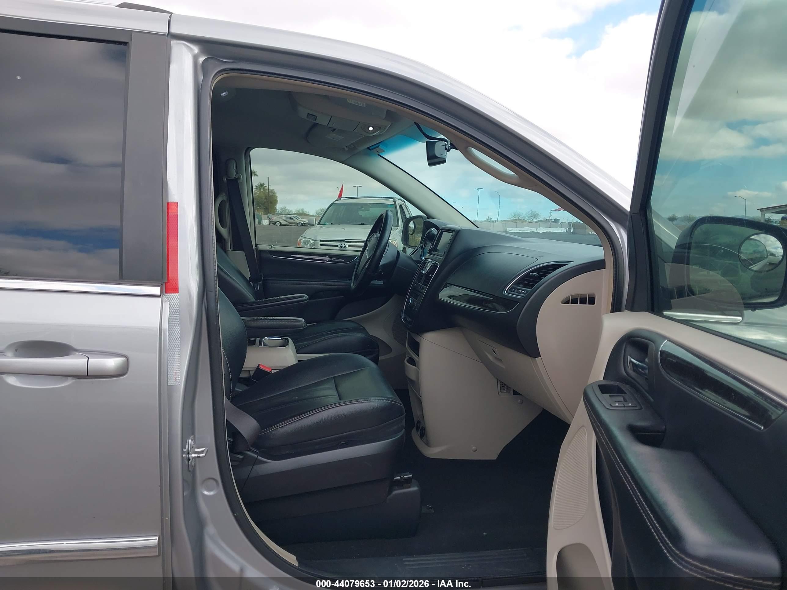 CHRYSLER TOWN image 5