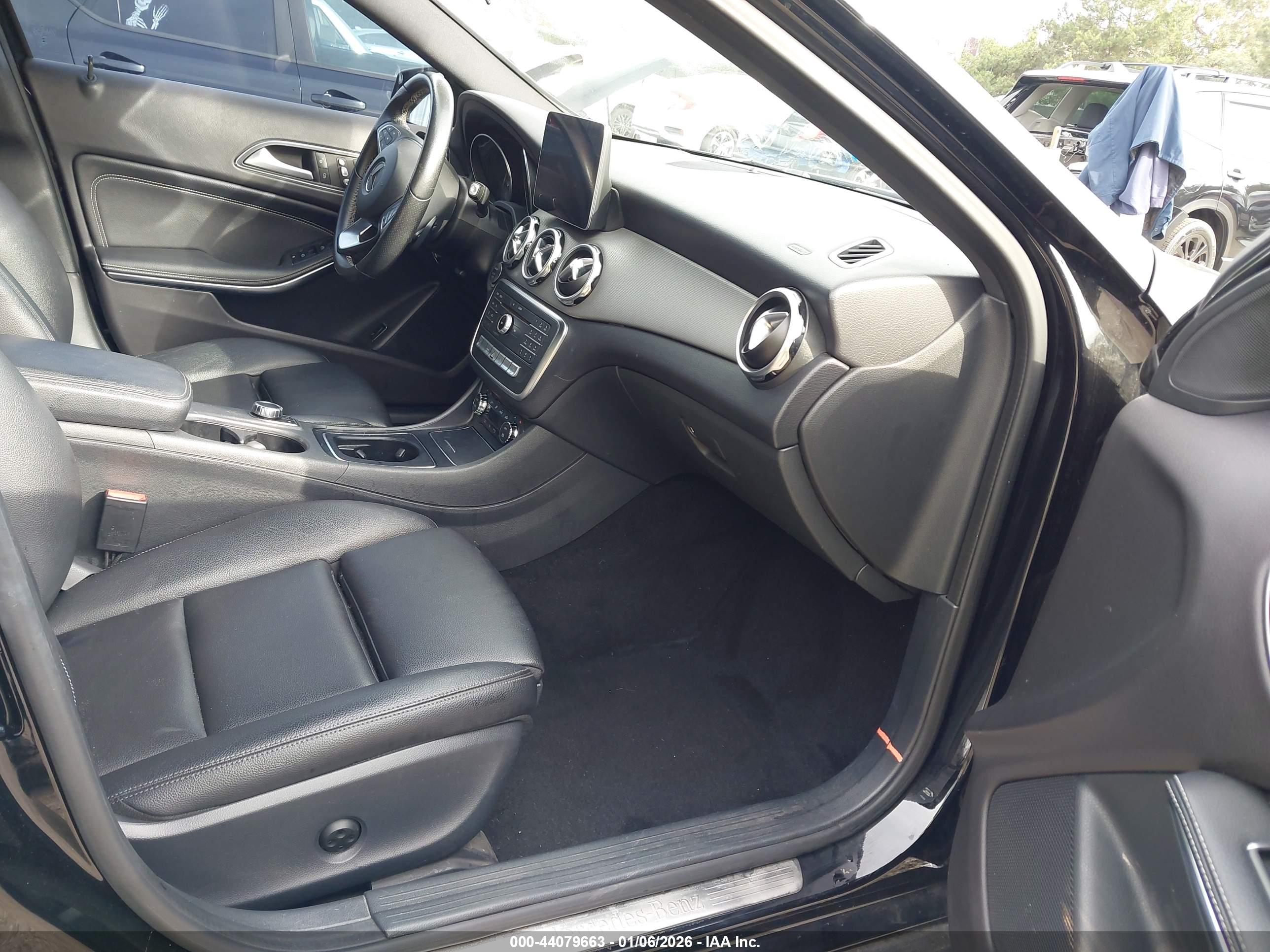 MERCEDES-BENZ GLA image 5