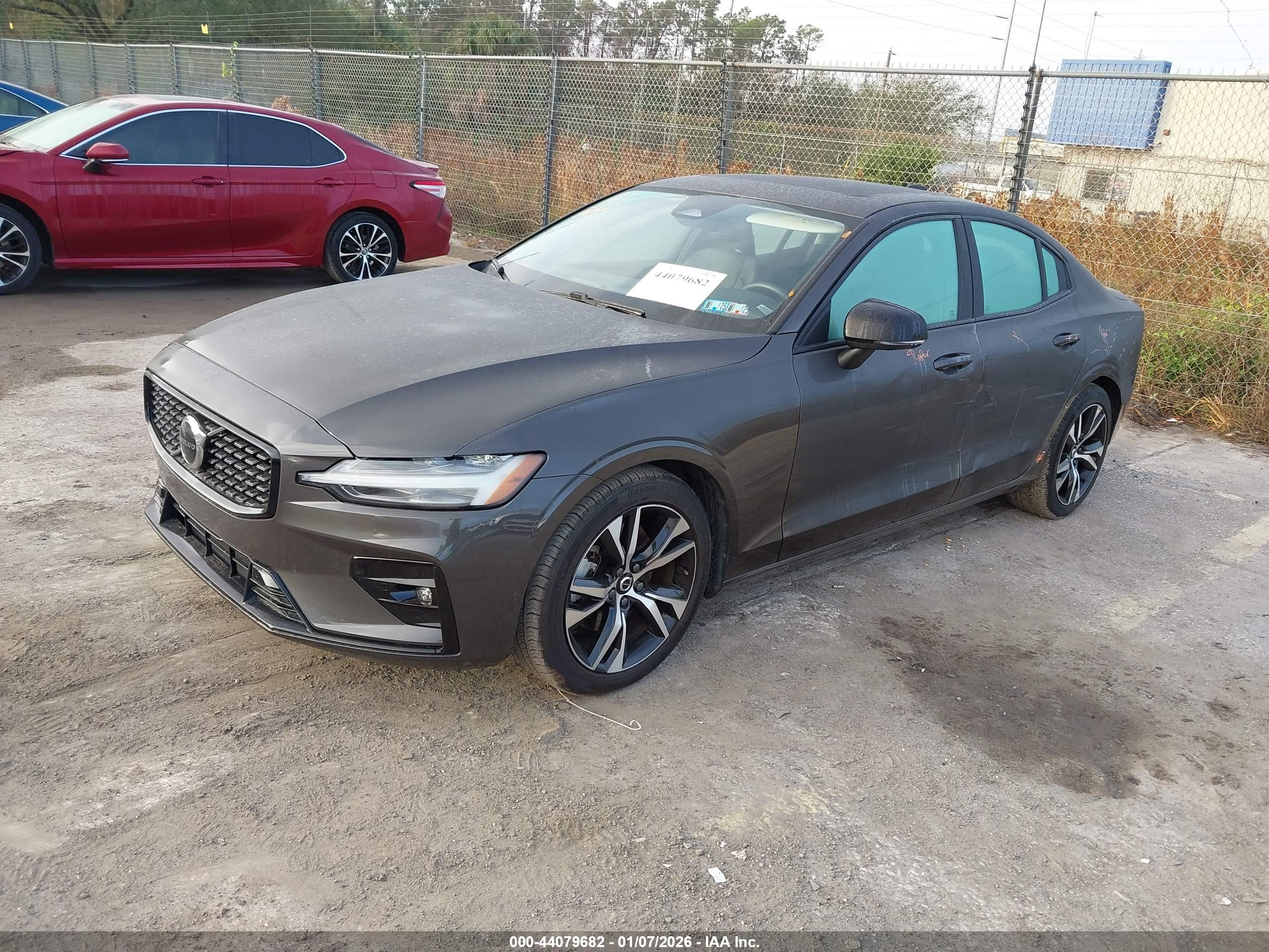 VOLVO S60 image 2