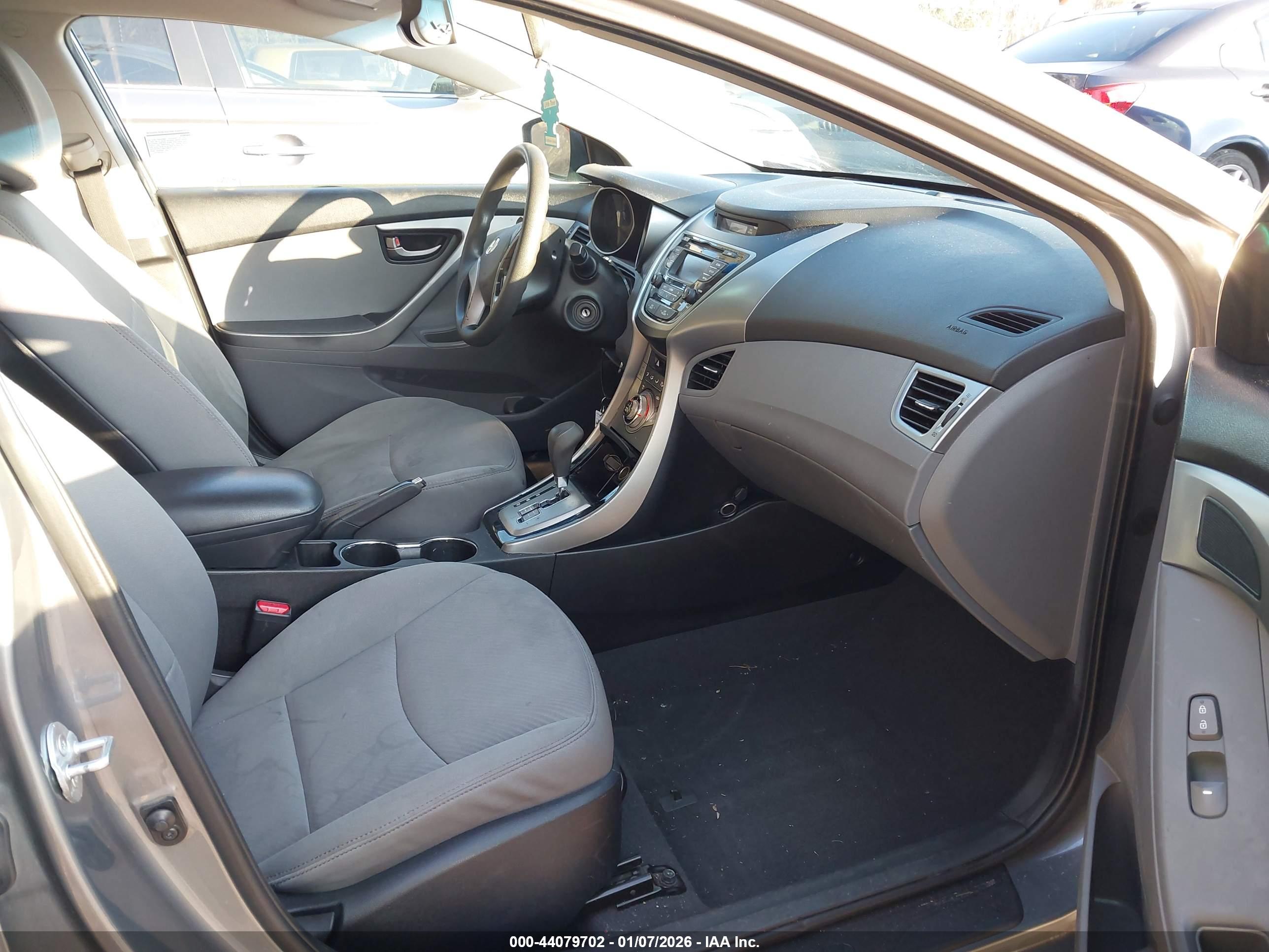 HYUNDAI ELANTRA image 5