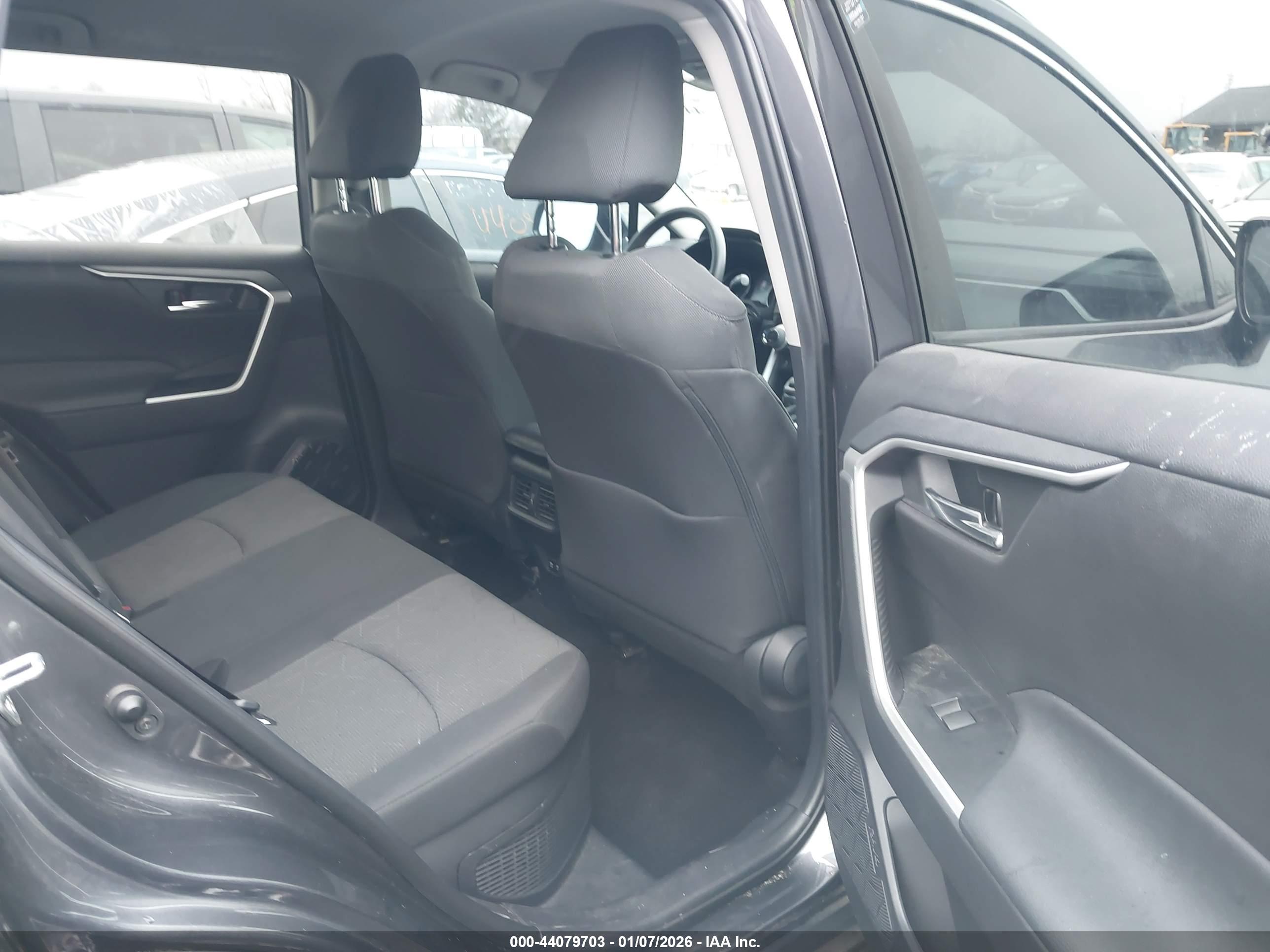 TOYOTA RAV4 image 8