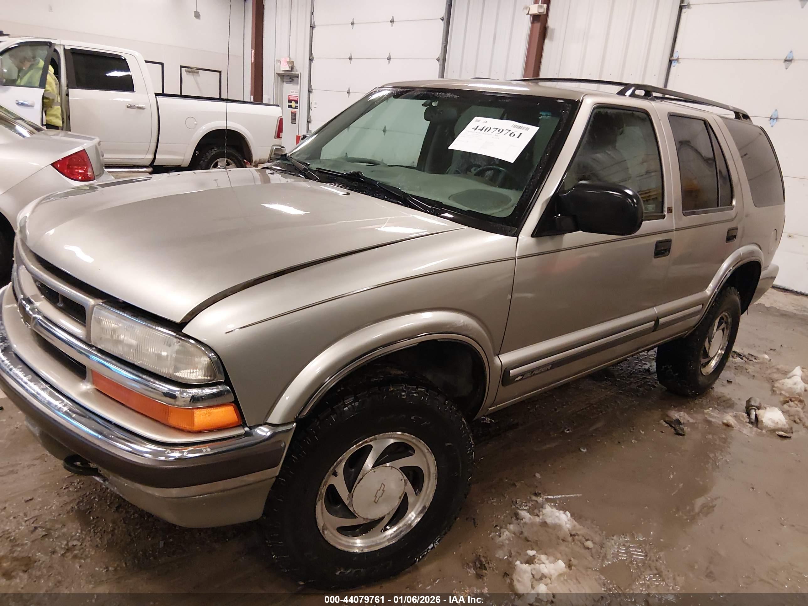CHEVROLET BLAZER image 2