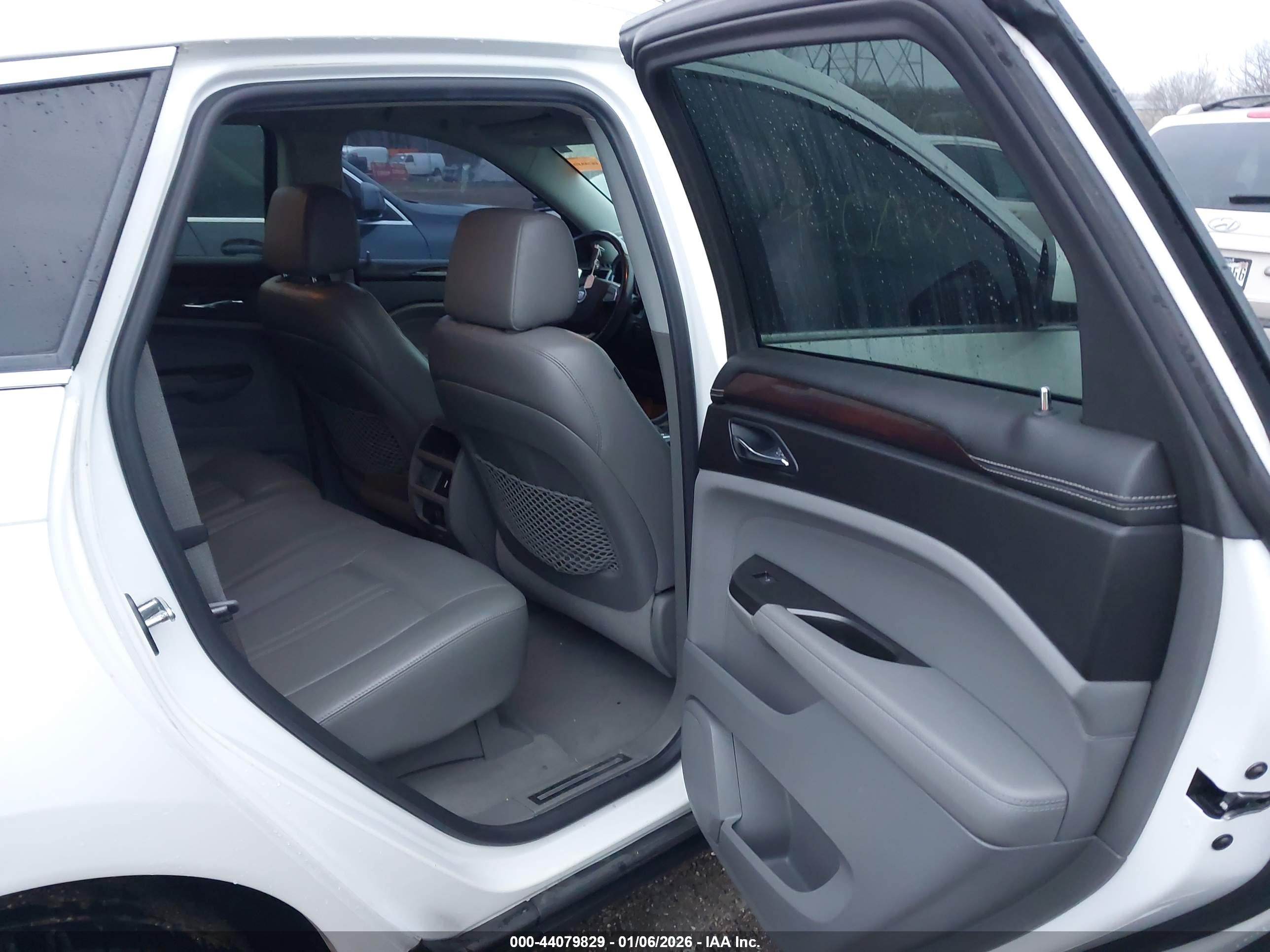 CADILLAC SRX image 8