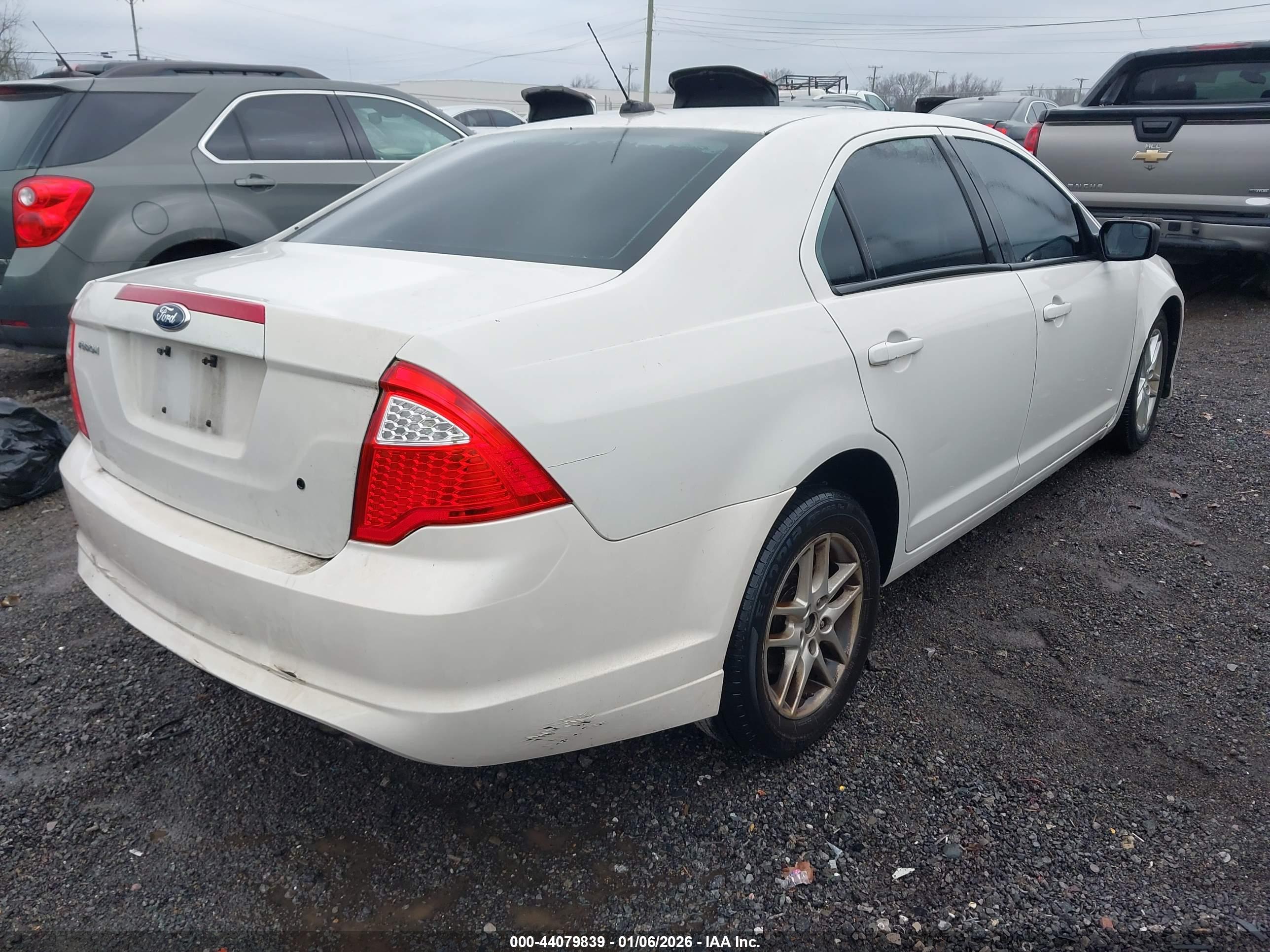 FORD FUSION image 4