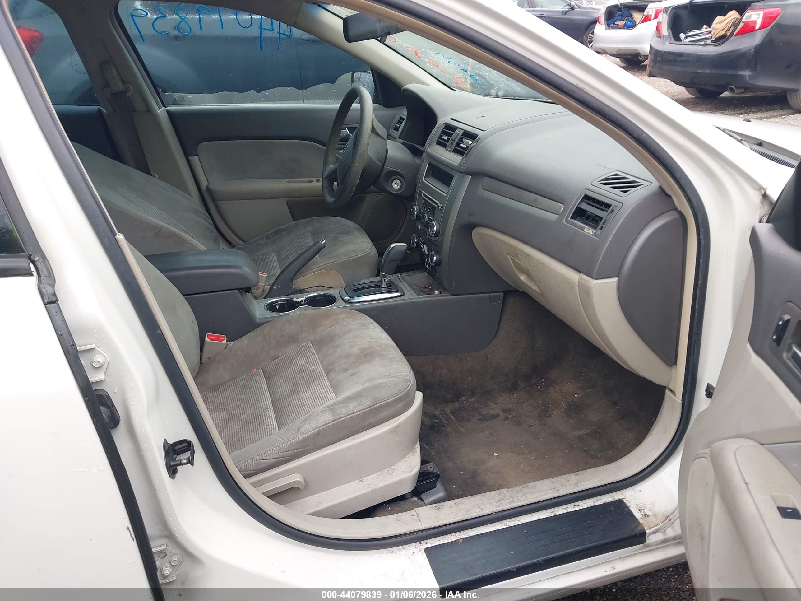 FORD FUSION image 5