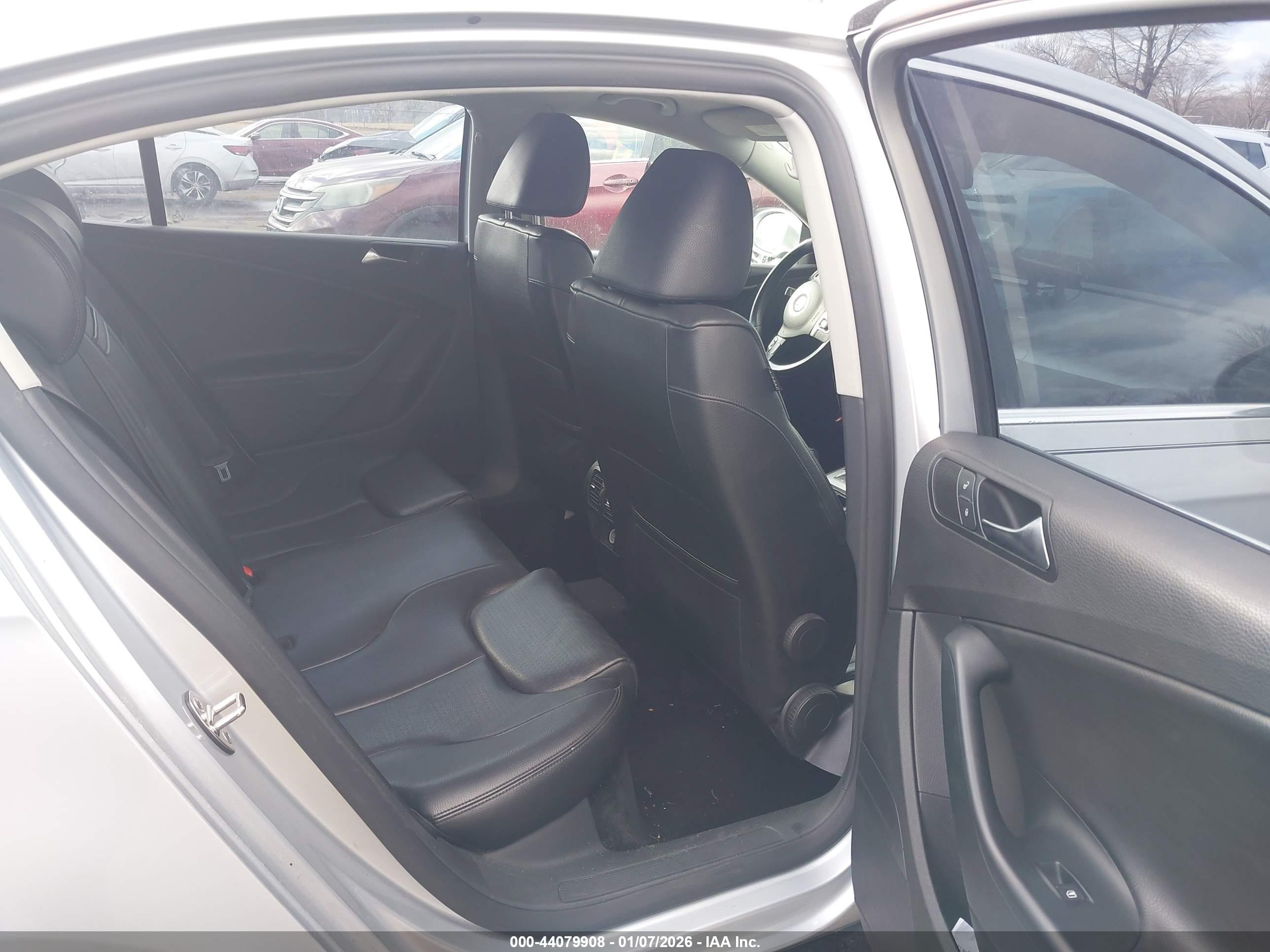 VOLKSWAGEN PASSAT image 8