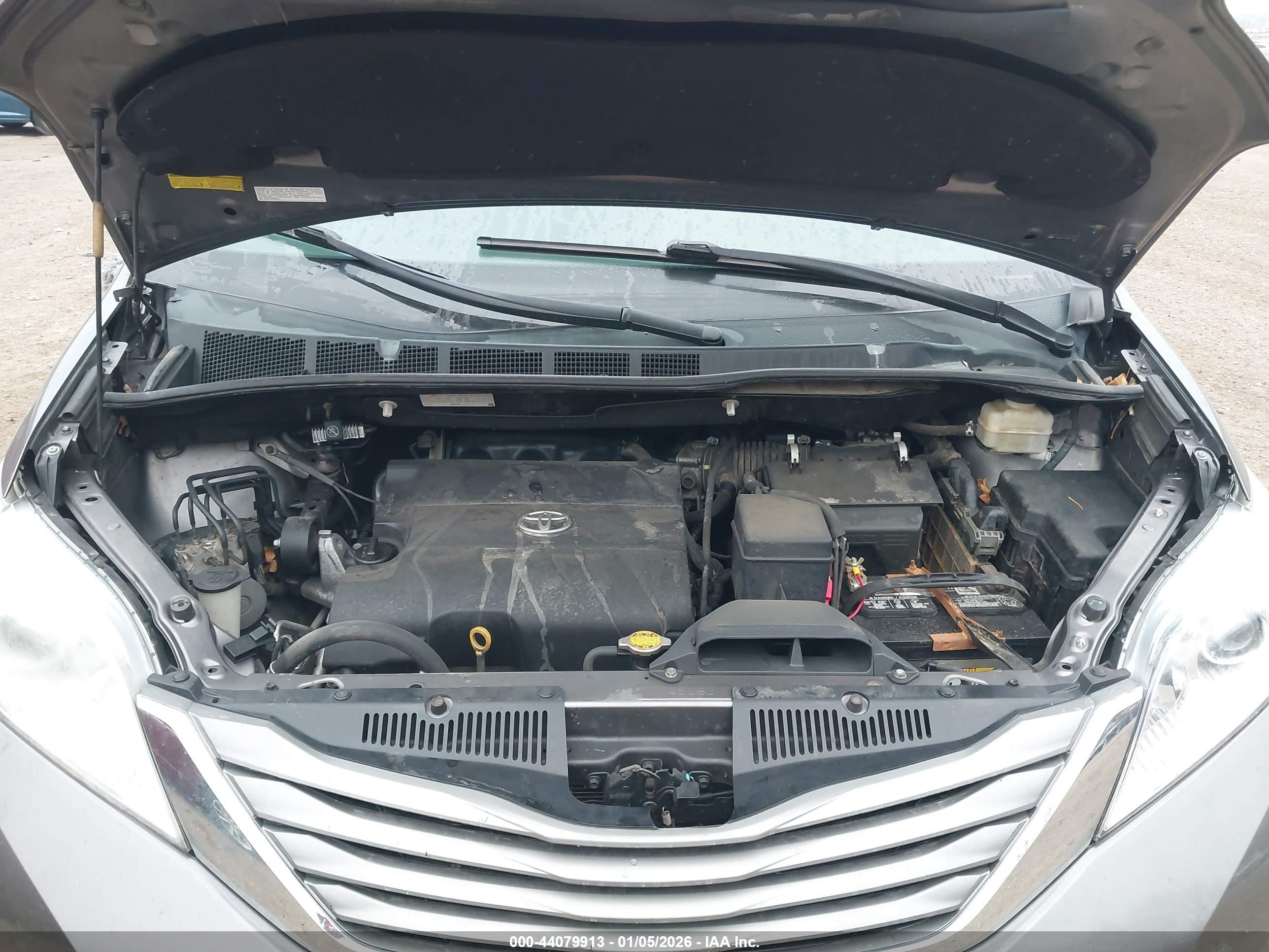 TOYOTA SIENNA image 10