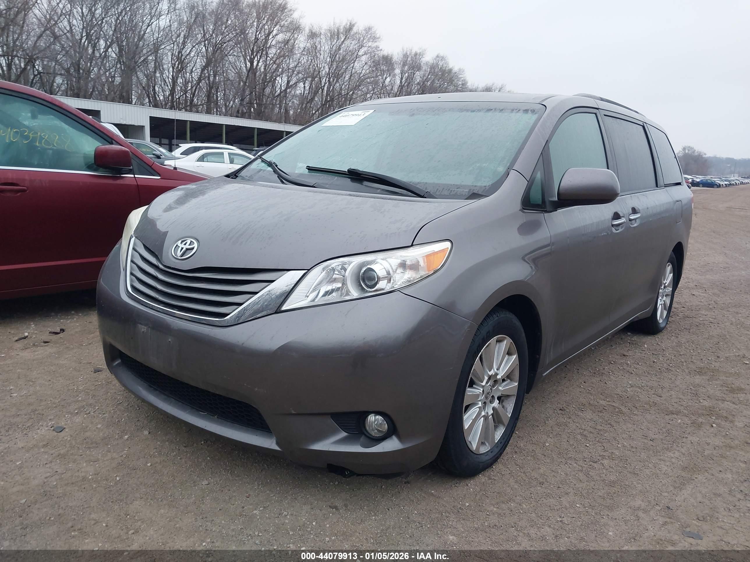 TOYOTA SIENNA image 2