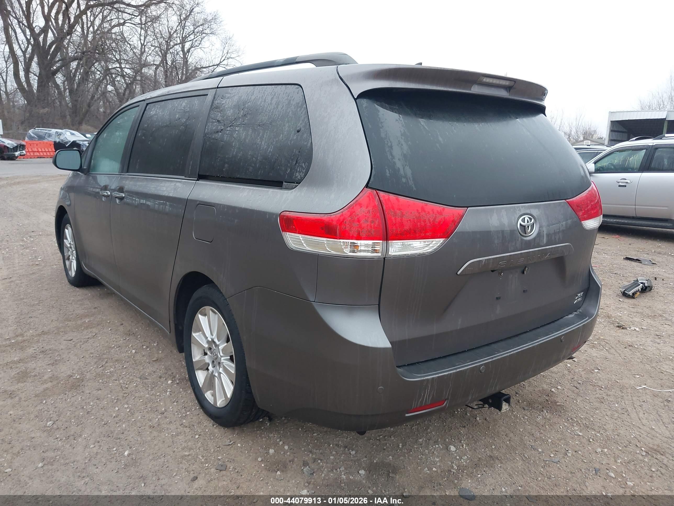 TOYOTA SIENNA image 3