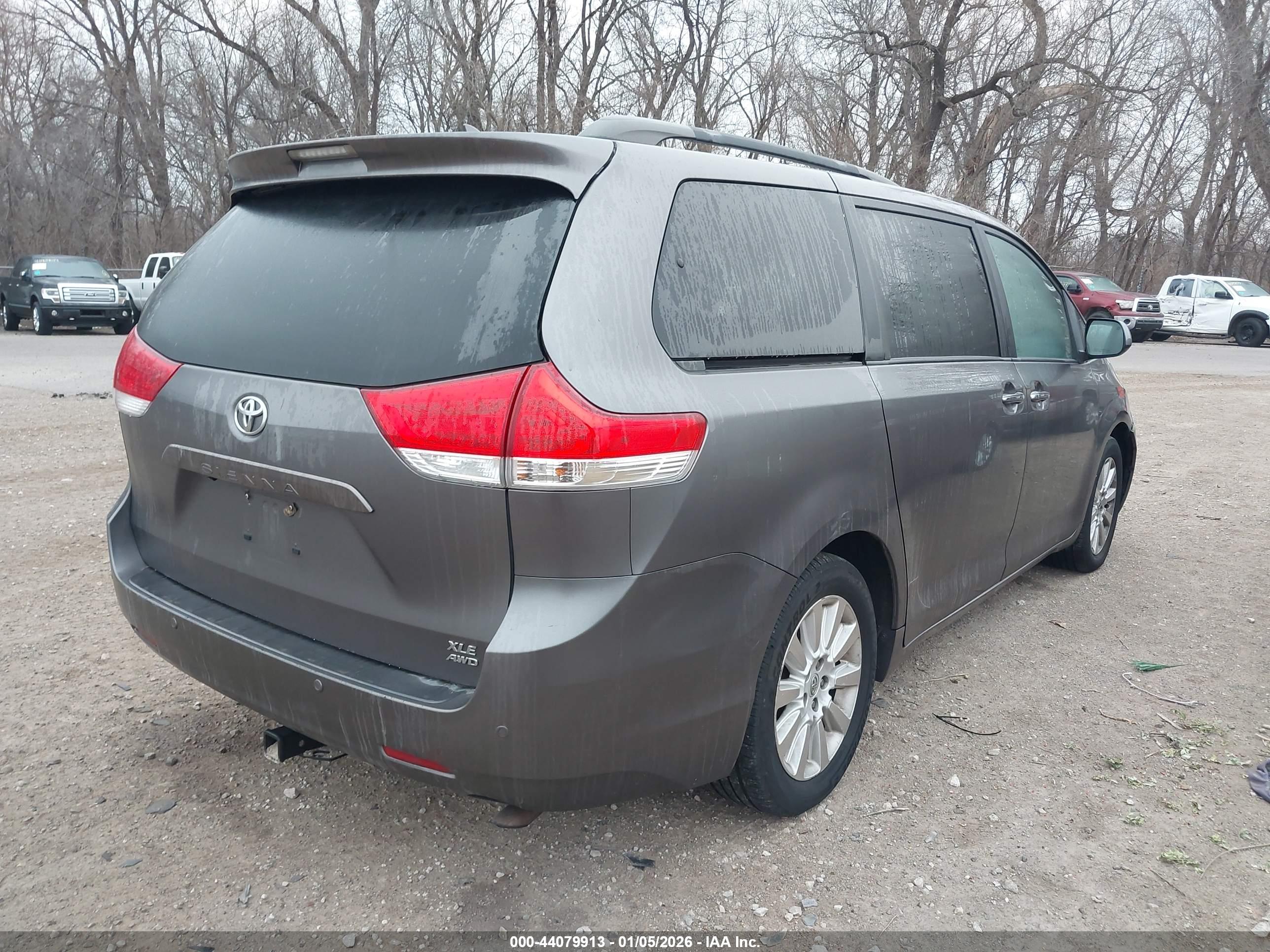 TOYOTA SIENNA image 4