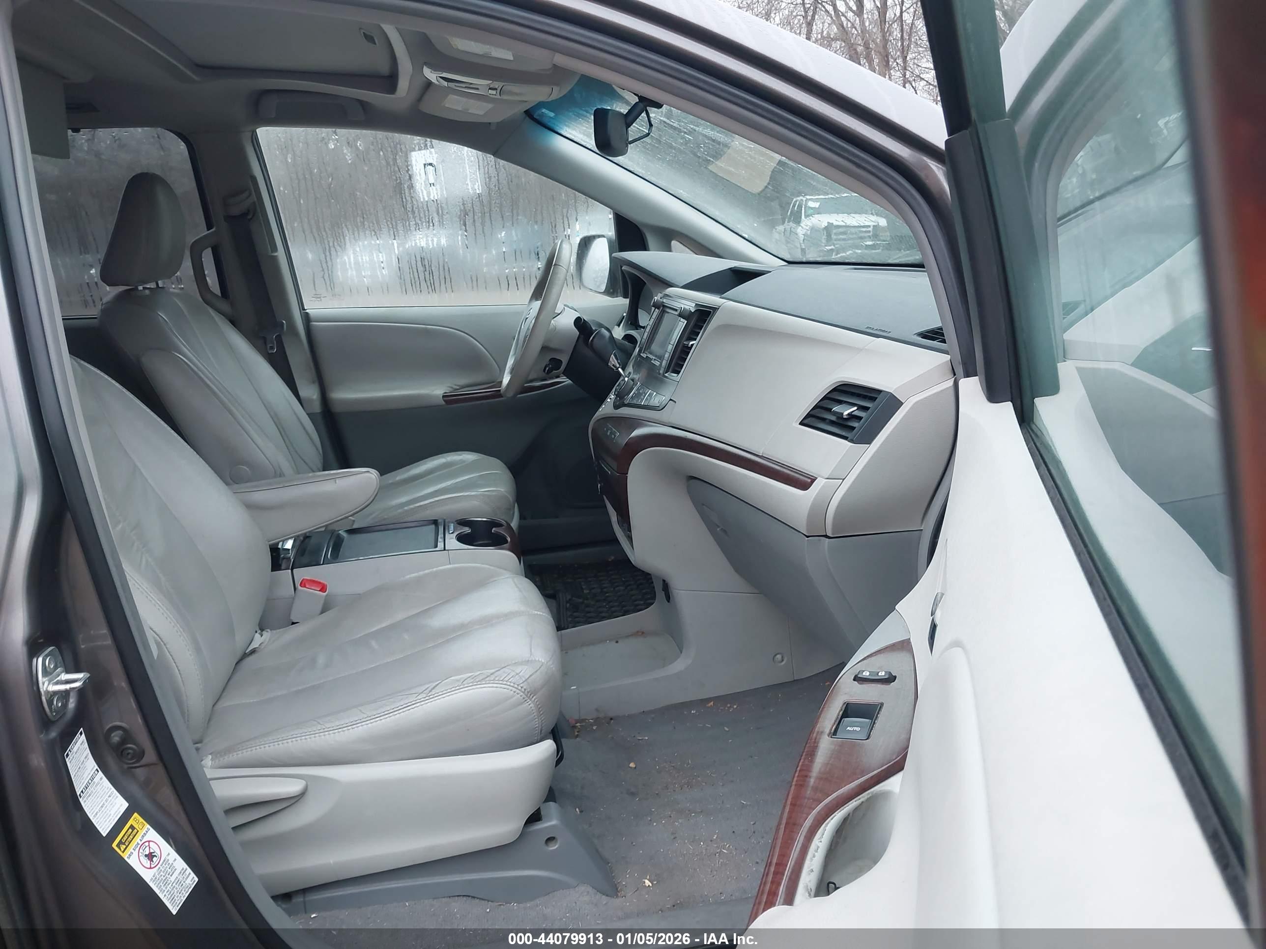 TOYOTA SIENNA image 5