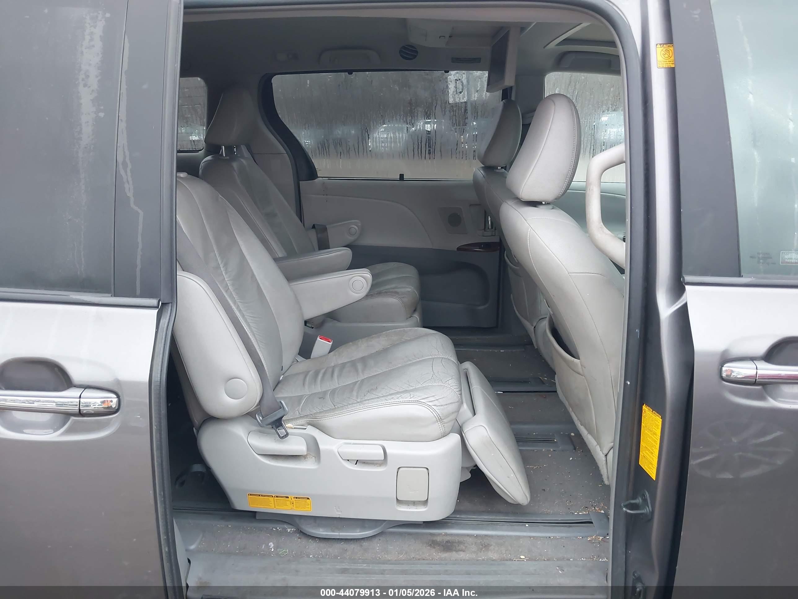 TOYOTA SIENNA image 8