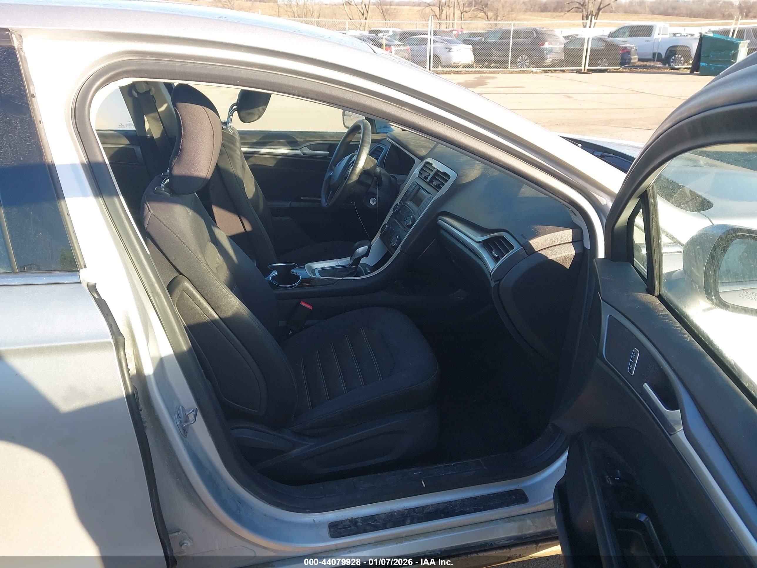 FORD FUSION image 5